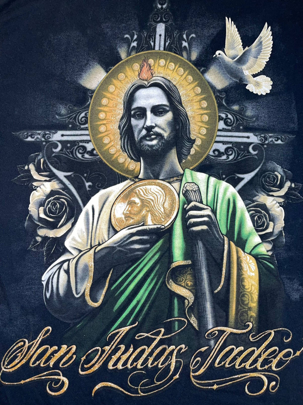 religion 桌布 壁紙 — 一幅風格化的插圖，描繪聖猶達·達陡手持劍和帶有鴿子和玫瑰的獎章，背景為深色華麗裝飾。
