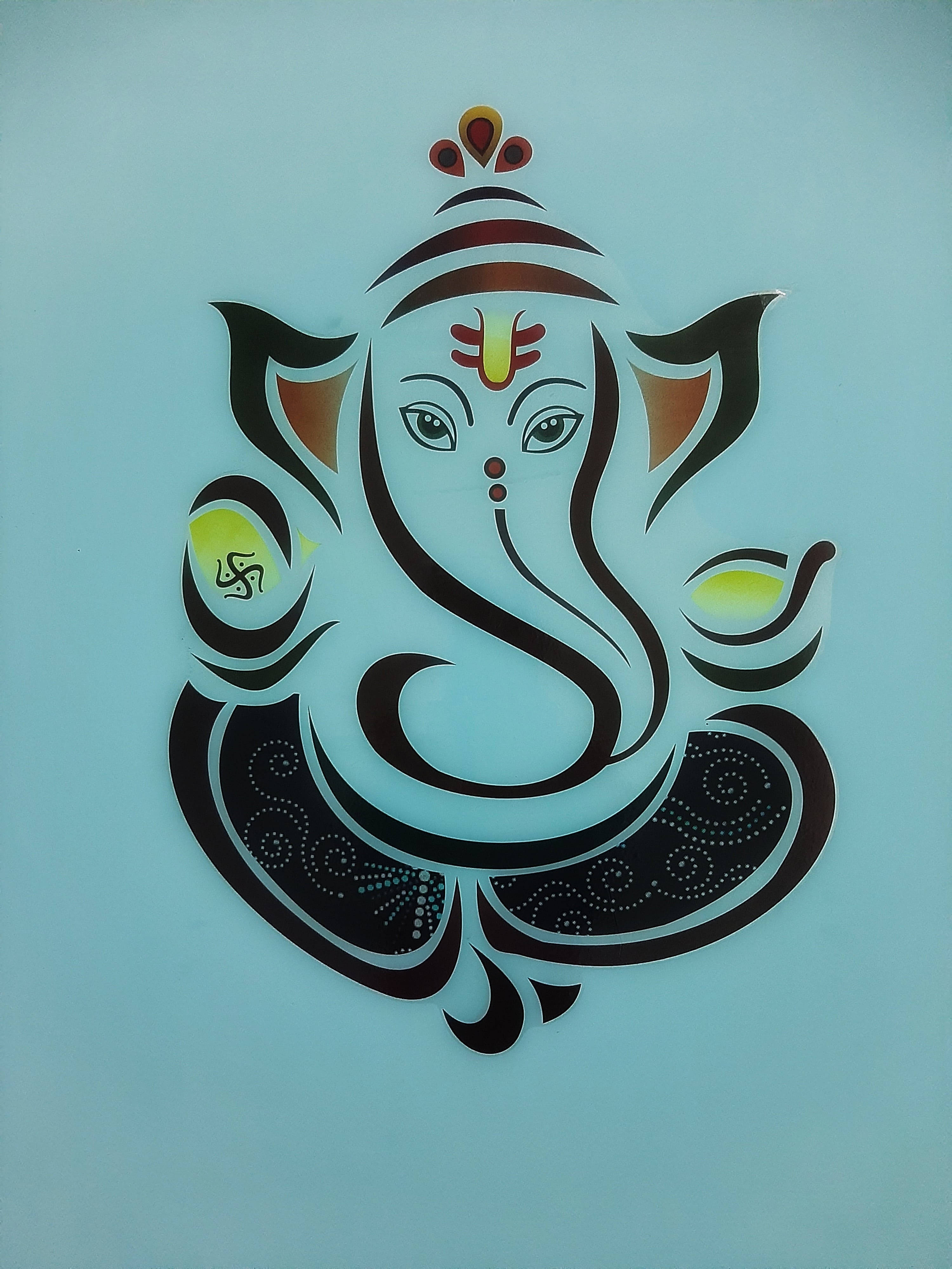 Ganesh 桌布 壁紙 — 一幅風格化的黑黃色象頭神插圖，帶有精緻的漩渦和點狀圖案，背景為淺藍色。