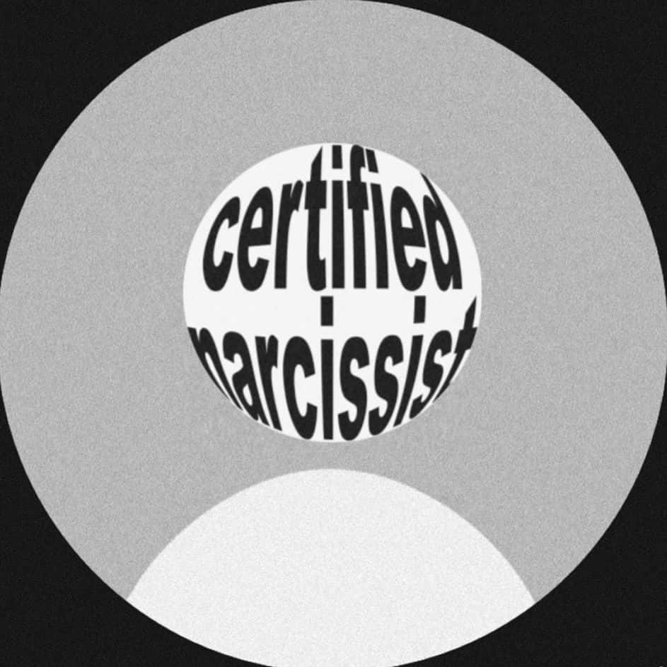 Cool Discord Profile 桌布 壁紙 — 一幅鮮明的黑白圖形，展示「certified narcissist」字樣纏繞在一個球體上，背景為圓形漸變。