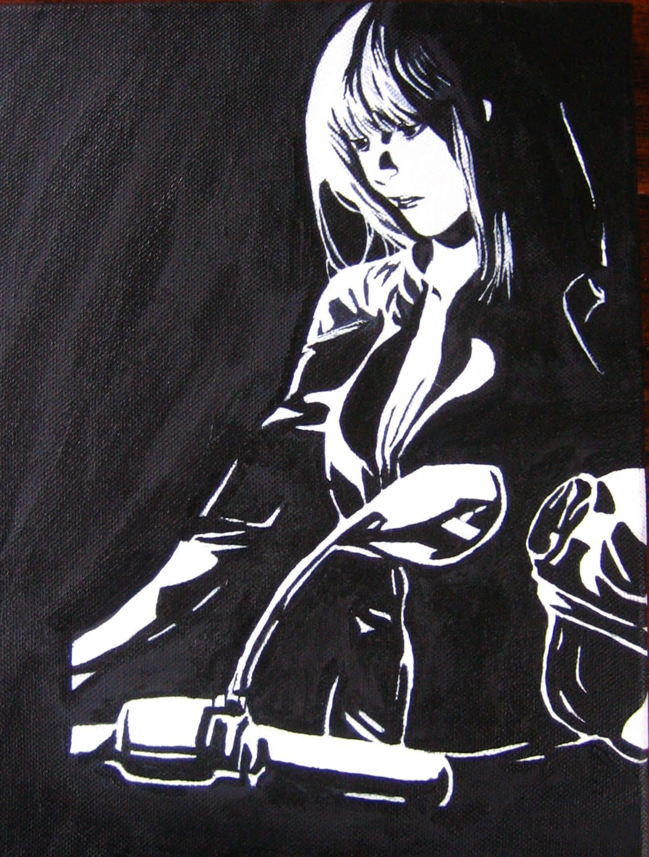 Naomi Misora 桌布 壁紙 — 一幅鮮明的黑白插圖，描繪一位長髮女性坐在摩托車上，背景為深色紋理。