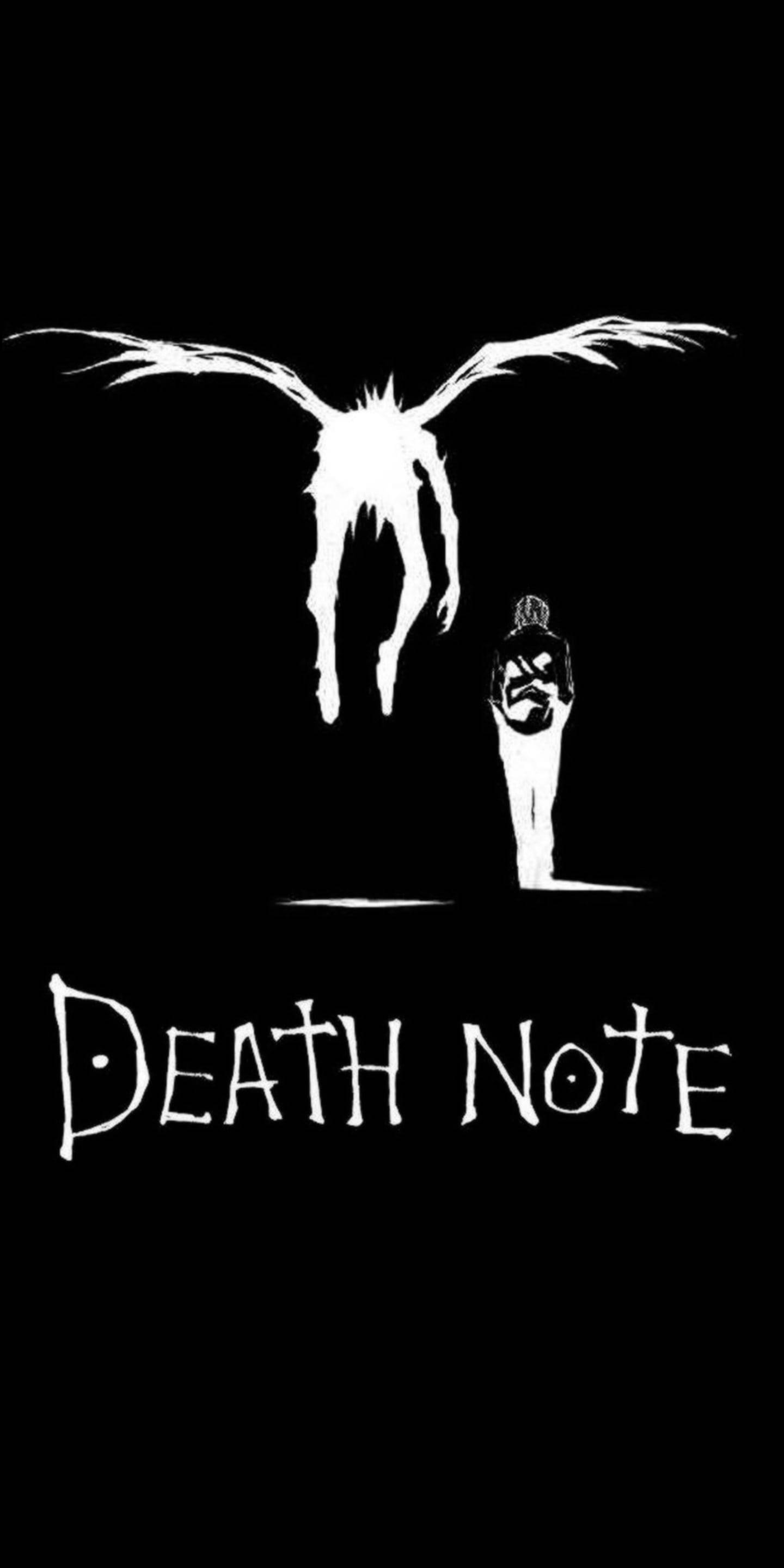 Light Yagami 桌布 壁紙 — 一幅鮮明的黑白插圖，描繪一個有翼的人形身影籠罩著一個較小、戴著面具、手持筆記本的身影。