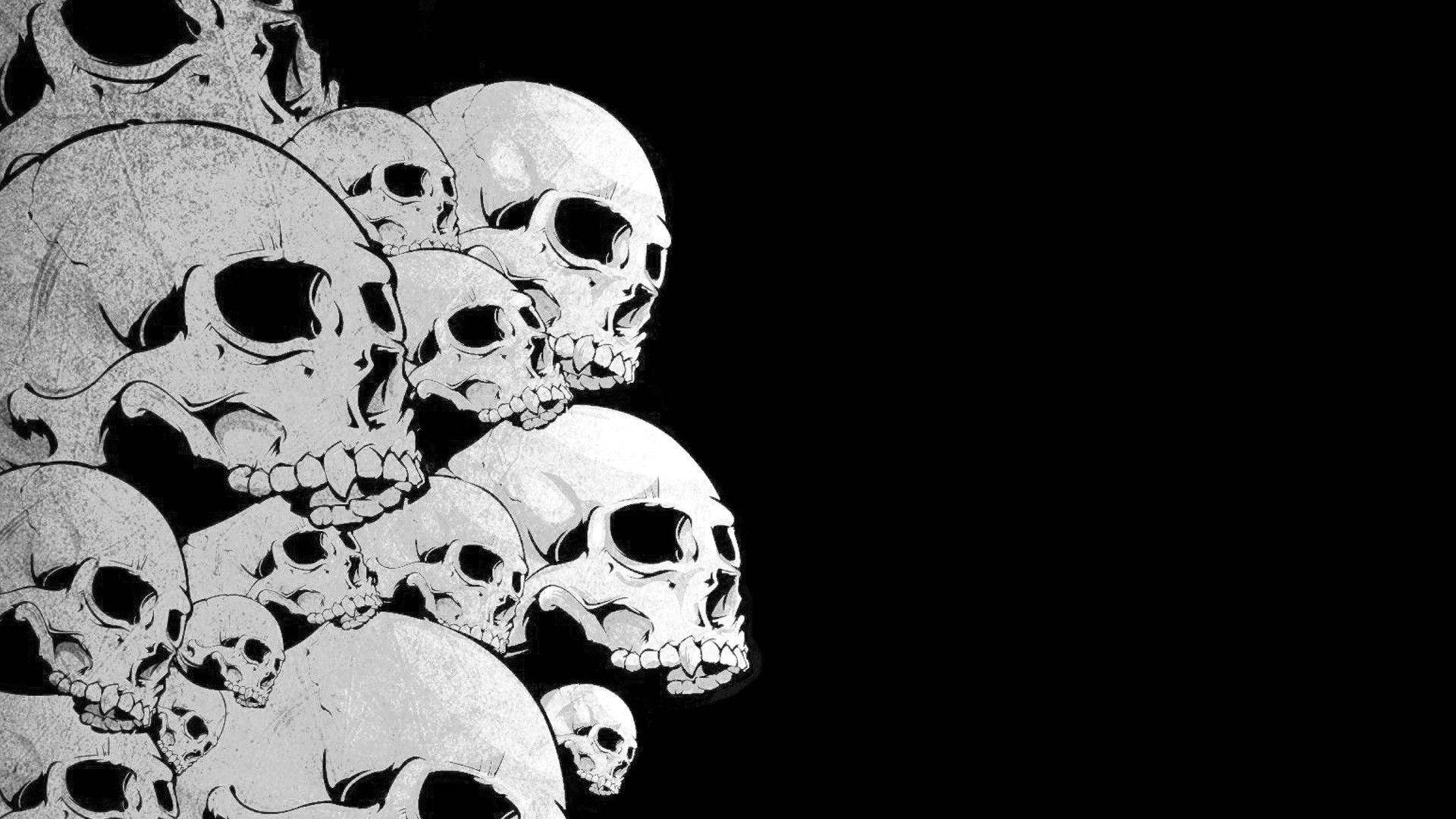 Black Skull 桌布 壁紙 — 一幅鮮明的黑白插圖，描繪重疊的人類頭骨，在虛空中形成密集而令人不安的集群。