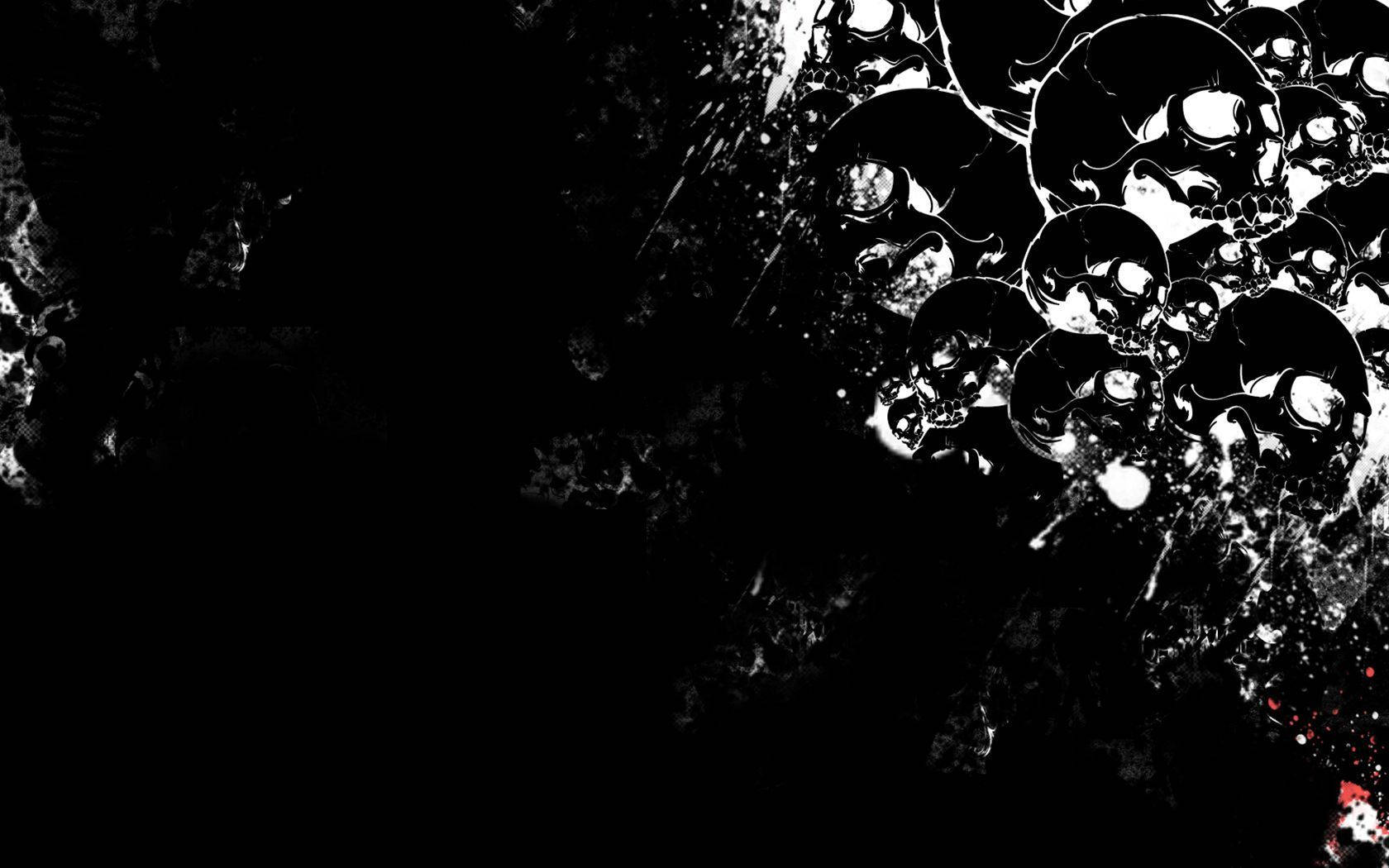 Black Skull 桌布 壁紙 — 一幅鮮明的黑白數位藝術作品，特點是一簇光澤的頭骨從黑暗、飛濺的背景中浮現。