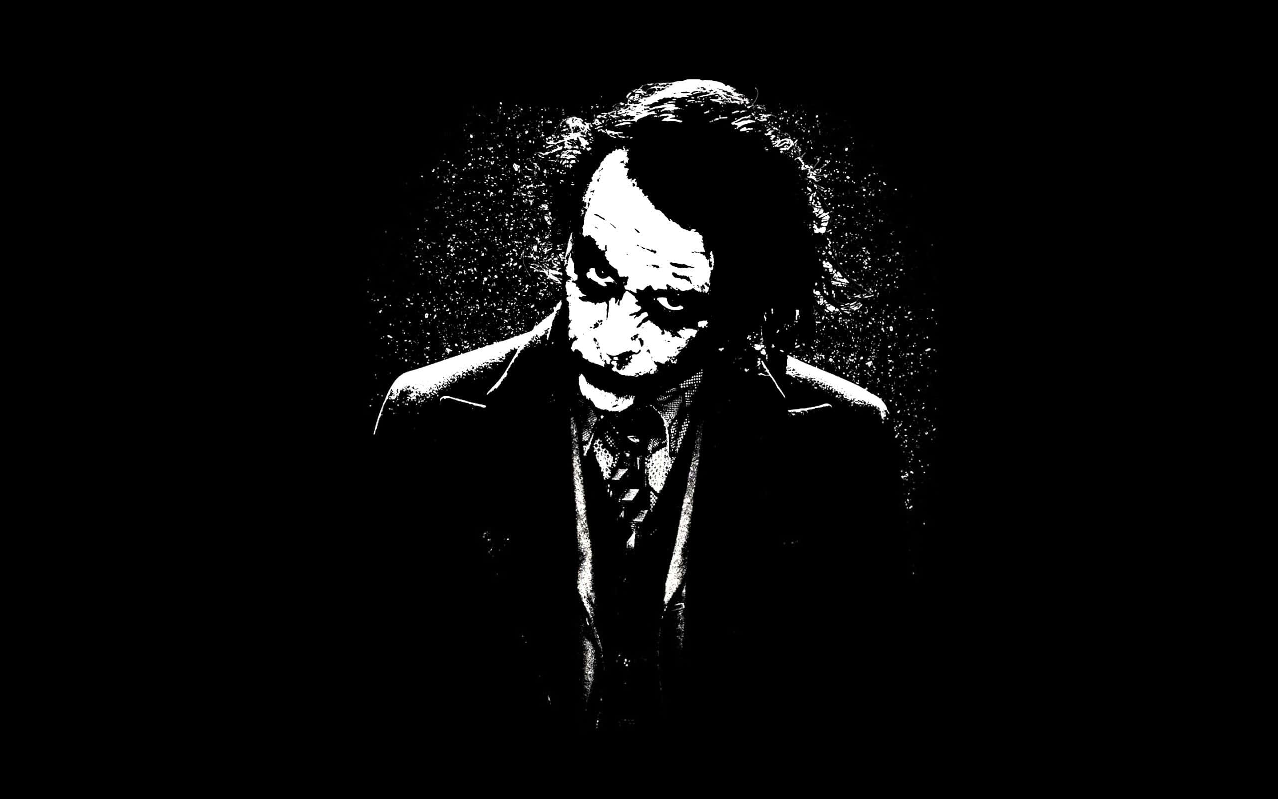 Joker Art 桌布 壁紙 — 一幅鮮明的黑白數位藝術肖像，描繪小丑在深色背景上，妝容模糊，眼神強烈。
