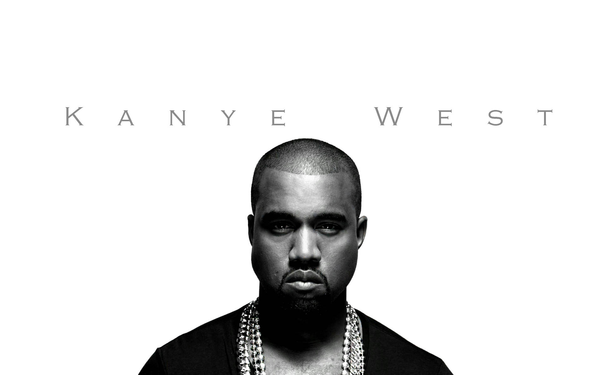 Kanye 桌布 壁紙 — 一幅鮮明的黑白肖像，Kanye West 在純白背景前強烈凝視，上方以間距文字顯示他的名字。