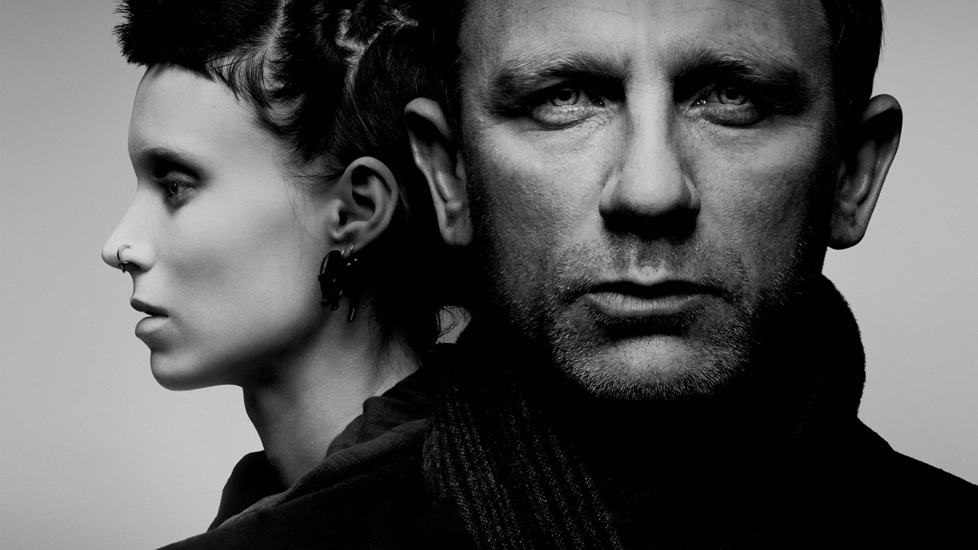 Daniel Craig 桌布 壁紙 — 一幅鮮明的黑白肖像，一男一女以側面相對，表情強烈。