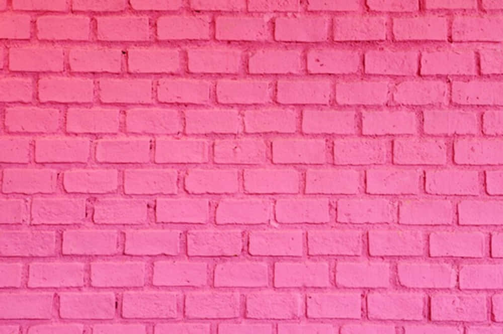 Pink Brick 桌布 壁紙 — 一幅鮮豔粉紅色油漆磚牆的特寫，帶有紋理灰泥線條和微妙的表面瑕疵。