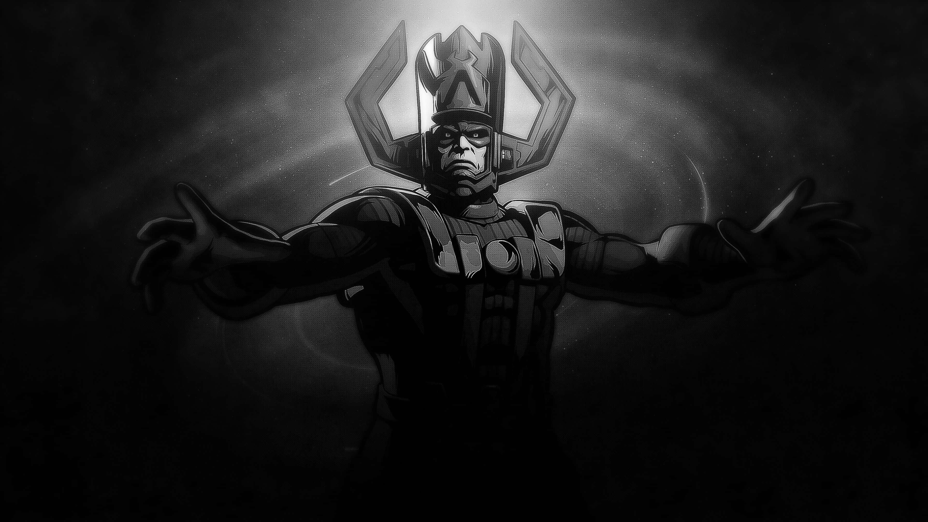 Galactus 桌布 壁紙 — 一幅黑暗單色插圖，描繪一個戴著頭盔、雙臂伸展的強大裝甲人物，背景煙霧繚繞。