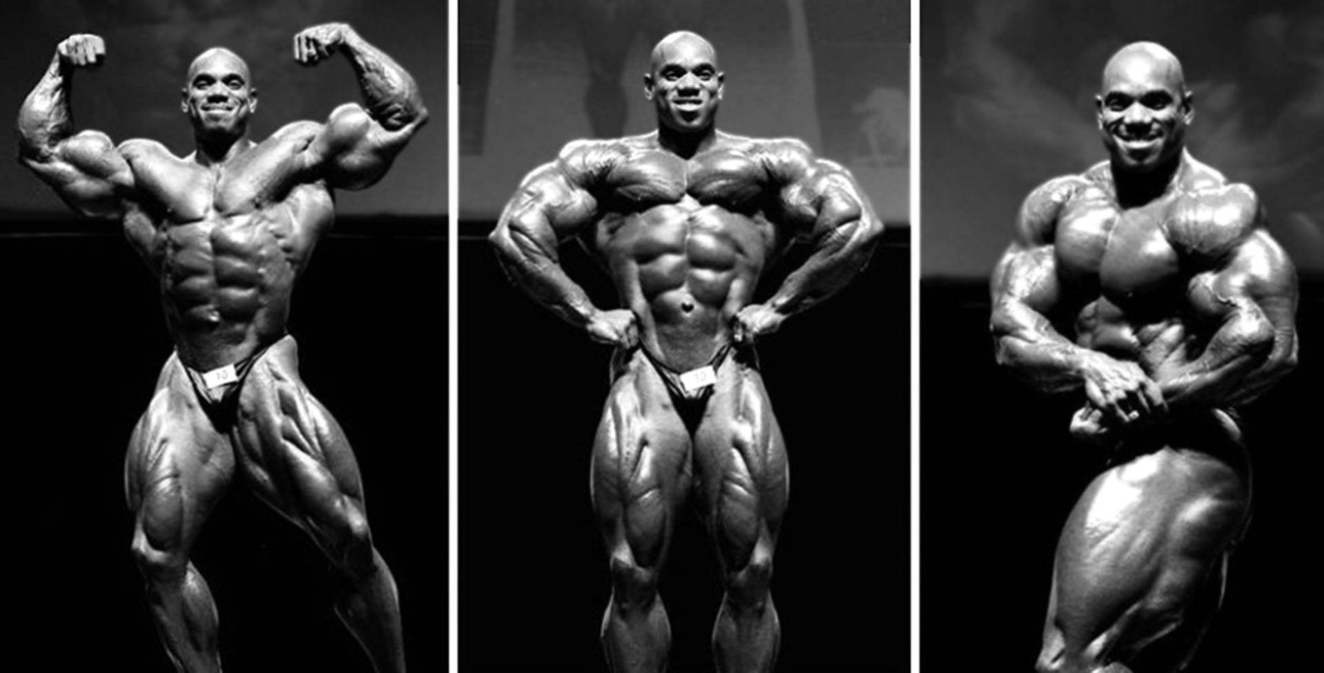 flex wheeler 桌布 壁紙 — 一幅黑白三聯畫，展示一位肌肉發達的健美運動員在黑暗背景下擺出三個經典健美姿勢。