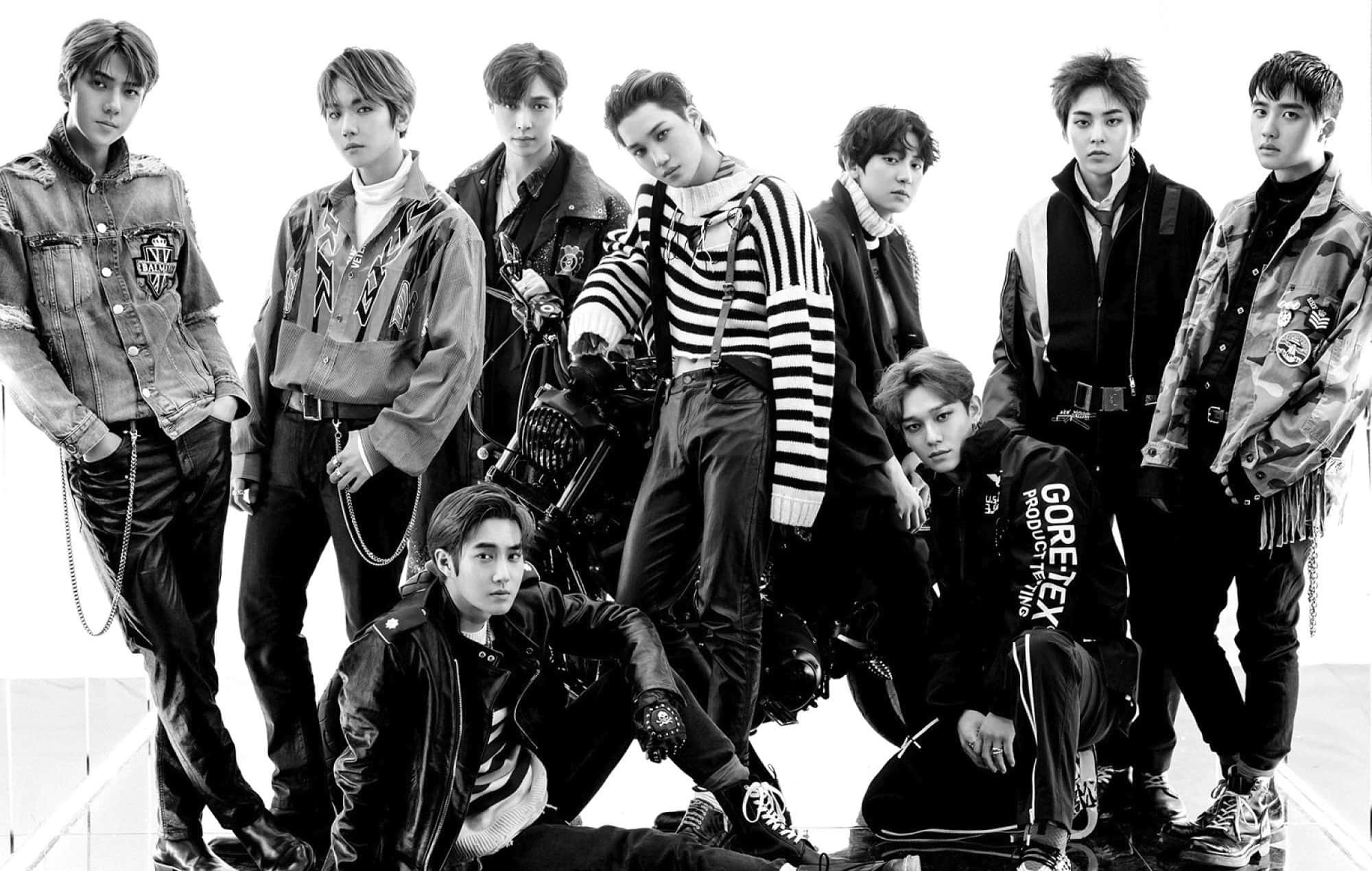 EXO 桌布 壁紙 — 一幅黑白工作室肖像照，K-pop 團體自信地與摩托車在純白背景前擺姿勢。