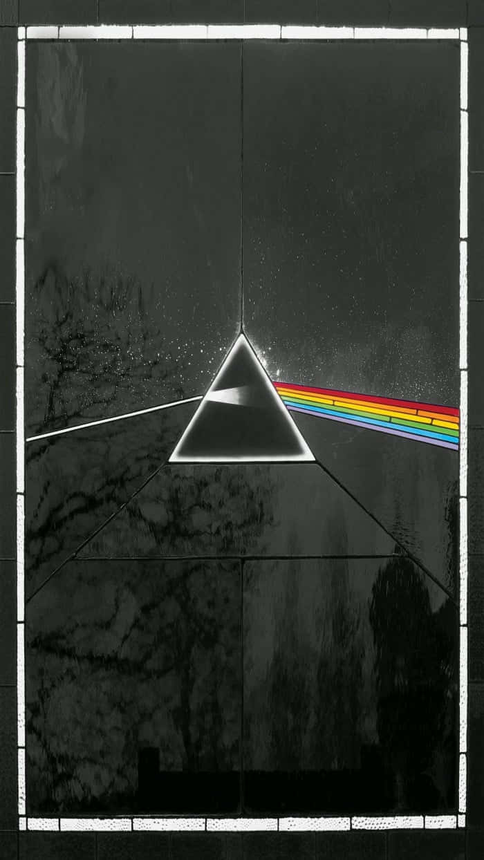 Dark Side Of The Moon 桌布 壁紙 — 一幅黑白彩色玻璃窗描繪了一個稜鏡將光線分裂成鮮豔的彩虹，背景是黑暗的天空。