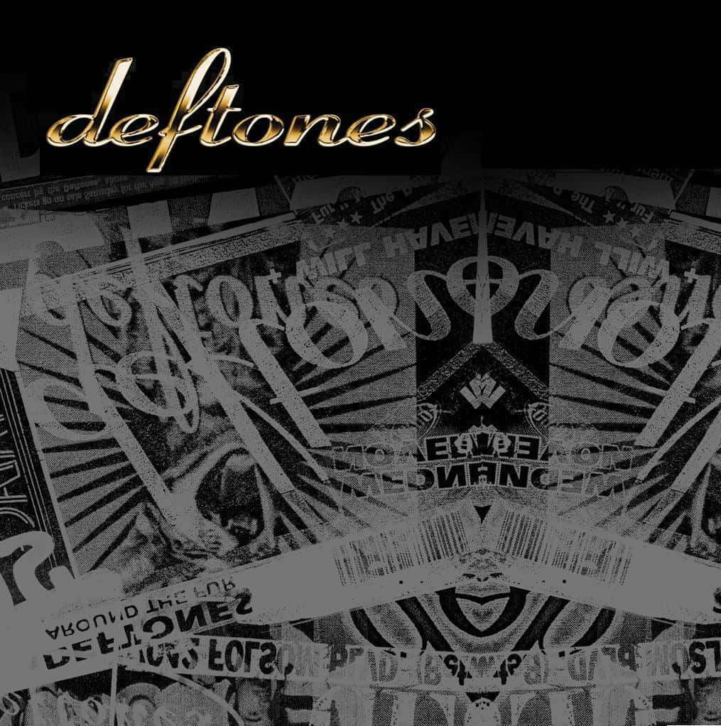 deftones 桌布 壁紙 — 一幅黑白拼貼畫，包含扭曲的文字和符號，頂部有金色字體的 'deftones'。