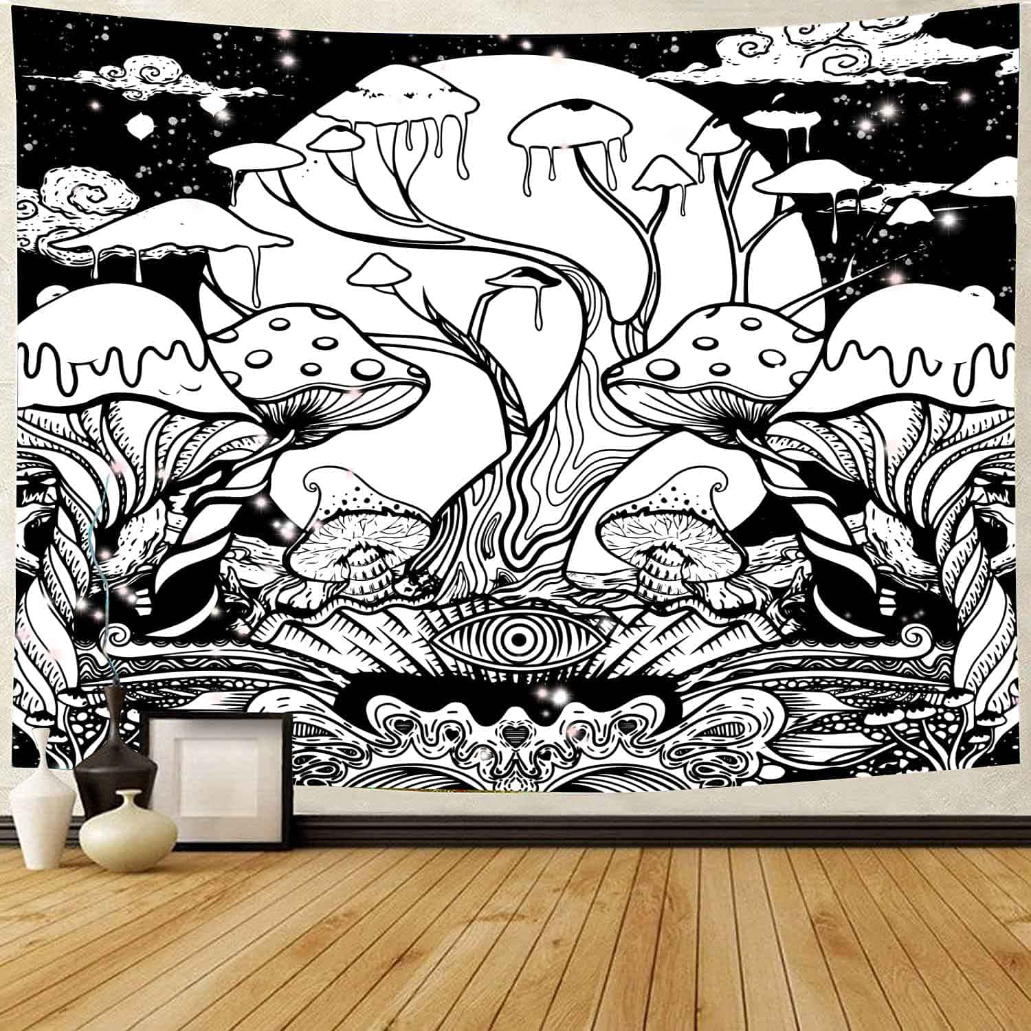 Trippy Mushrooms 桌布 壁紙 — 一幅黑白掛毯，上面有複雜的迷幻蘑菇和宇宙圖案，掛在木地板上方的牆上。