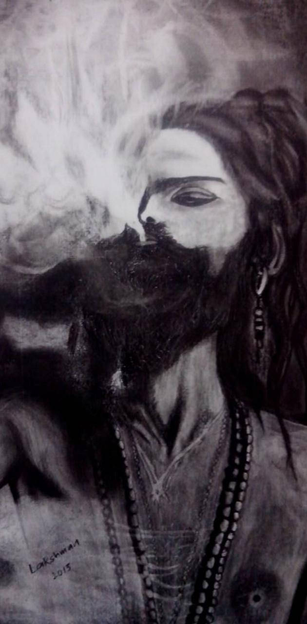 Aghori 桌布 壁紙 — 一幅黑白插圖，描繪一位留著辮子鬍鬚的男人，在煙霧繚繞的背景中從煙斗呼出煙霧。