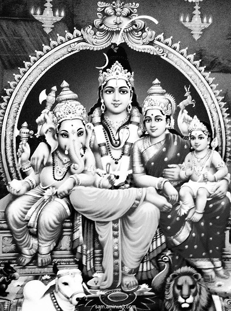 Lord Shiva Family 桌布 壁紙 — 一幅黑白插圖，描繪印度教神祇象頭神、辯才天女和吉祥天女身著華麗服飾，腳邊有象徵性動物，一同端坐。