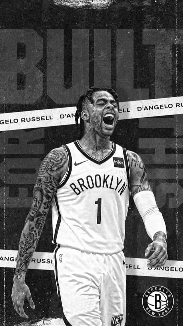 Dangelo Russell 桌布 壁紙 — 一幅黑白粗糙的籃球運動員D'Angelo Russell身穿布魯克林籃網隊球衣尖叫的肖像，手臂上的刺青清晰可見。