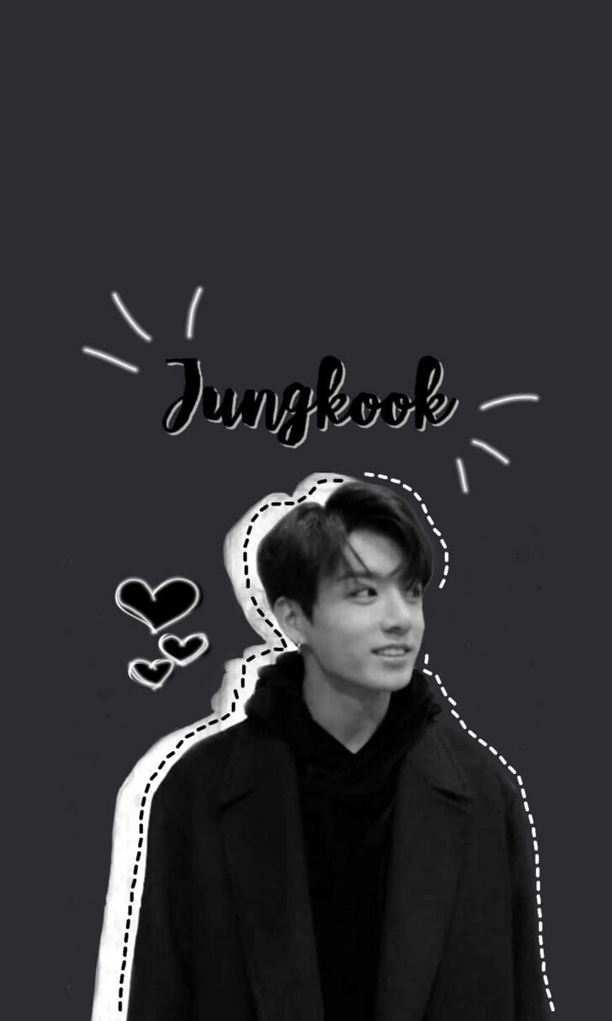 BTS 桌布 壁紙 — 一幅黑白肖像，Jungkook微笑，帶有塗鴉心形和以風格化文字呈現的名字，背景為深色。