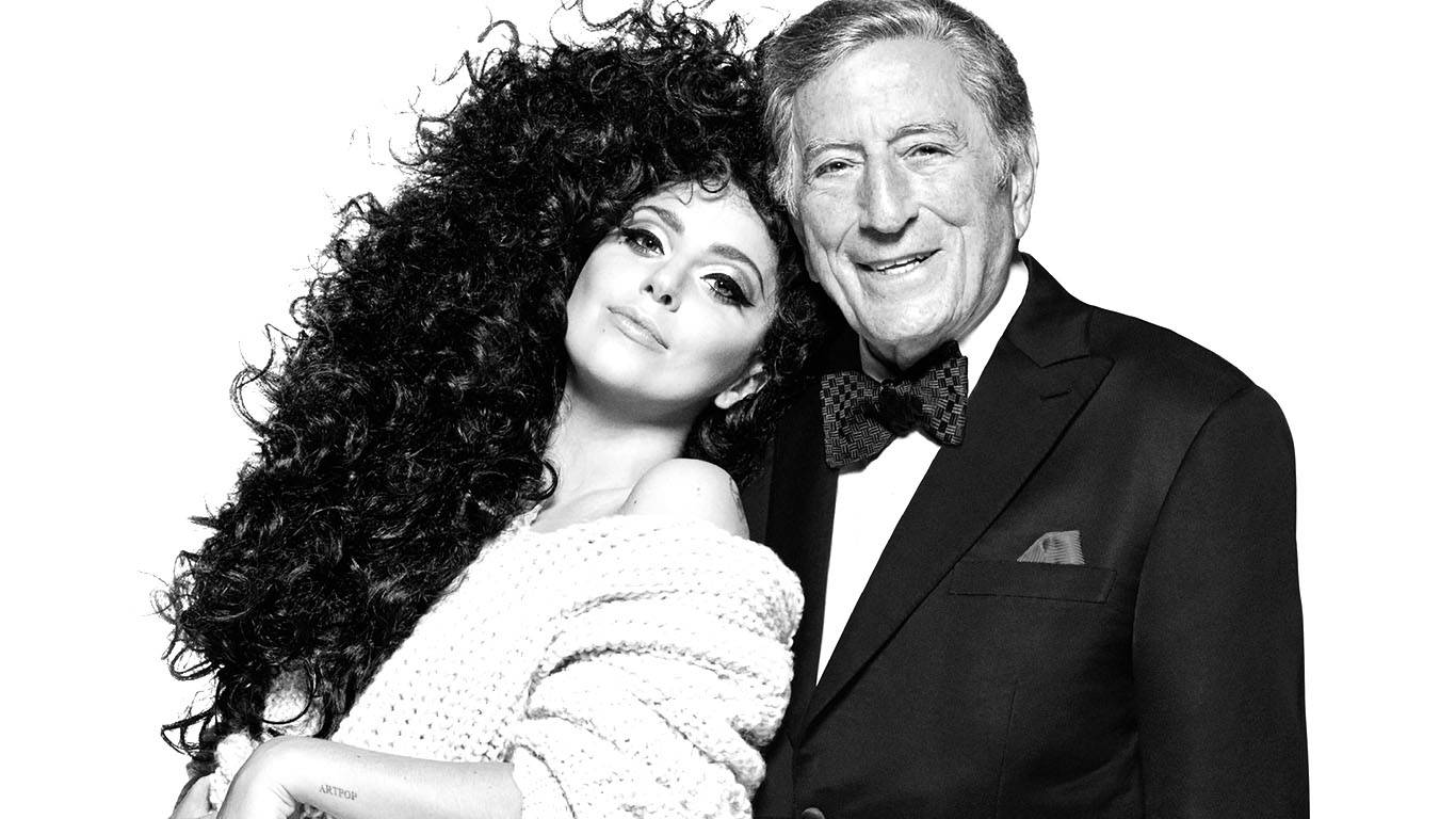 Lady Gaga 桌布 壁紙 — 一幅黑白肖像，Lady Gaga 和 Tony Bennett 在純白背景前溫暖微笑。
