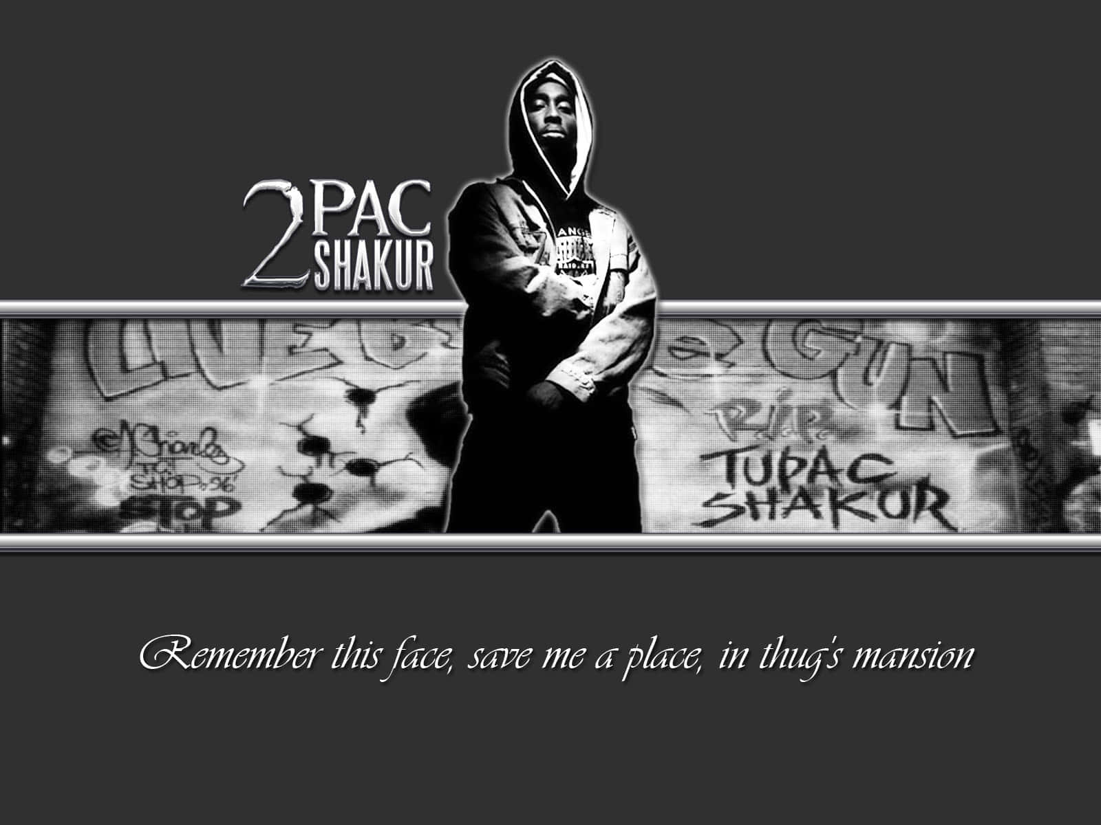嘻哈 桌布 壁紙 — 一幅黑白肖像，Tupac Shakur 穿著連帽衫，站在佈滿塗鴉和紀念標籤的牆前。