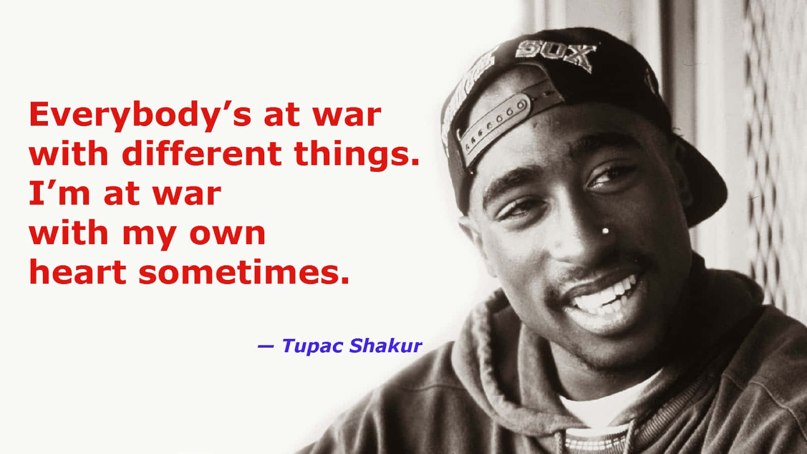 tupac 桌布 壁紙 — 一幅黑白肖像，Tupac Shakur 微笑著戴著向後的帽子，上面覆蓋著紅色引文文字。