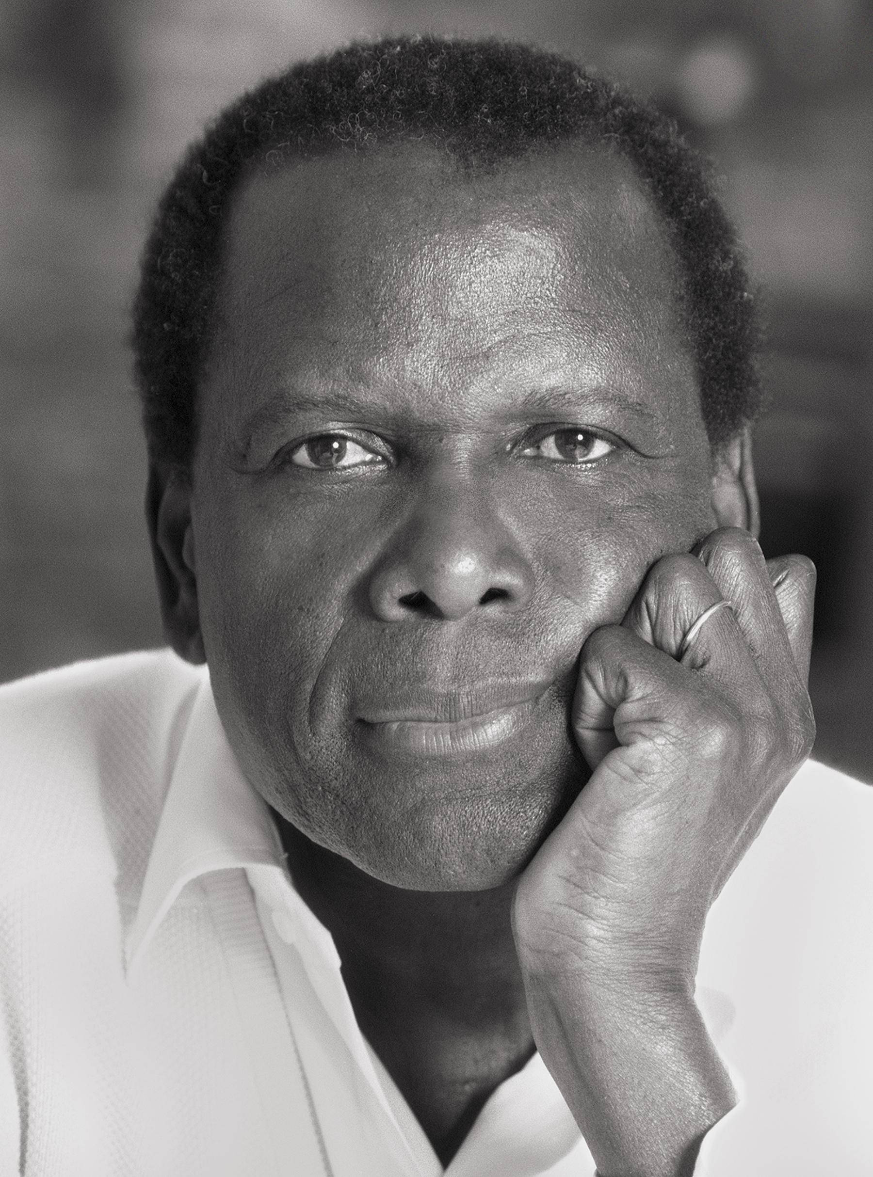 Sidney Poitier 桌布 壁紙 — 一幅黑白肖像，一個男人托腮沉思的表情。