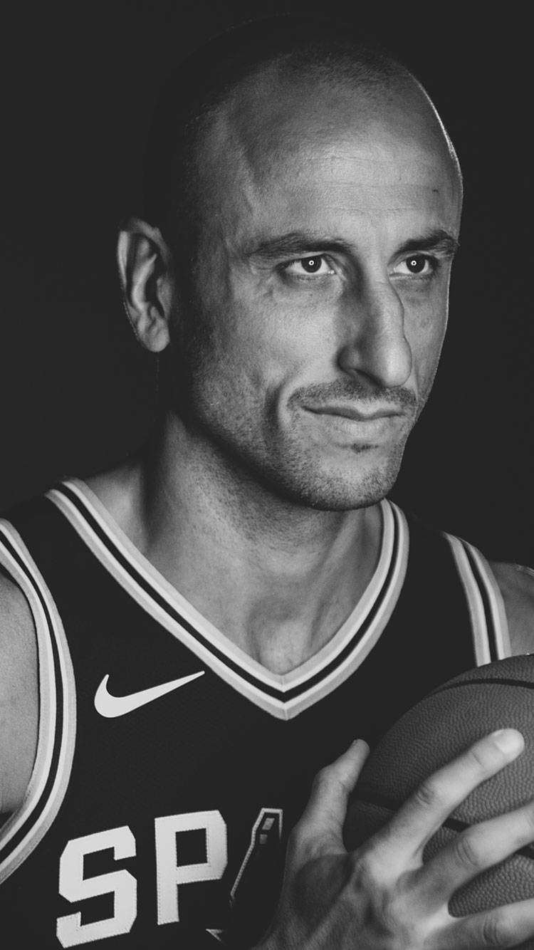 Manu 桌布 壁紙 — 一幅黑白肖像，一名光頭籃球運動員身穿Spurs球衣，手持籃球，神情嚴肅。