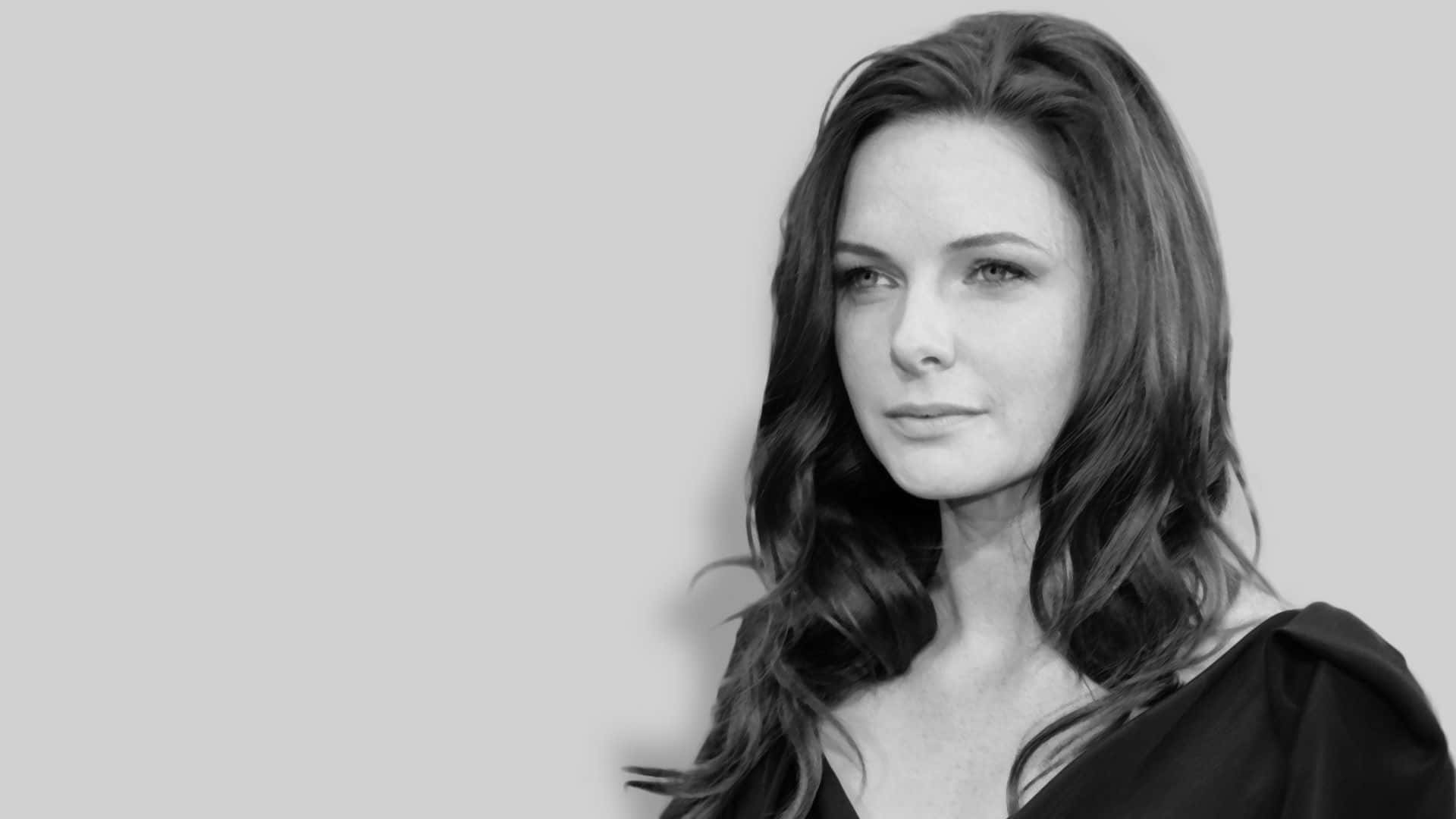 Celebrity 桌布 壁紙 — 一幅黑白肖像，一名波浪髮女性在素色背景下若有所思地望向一側。
