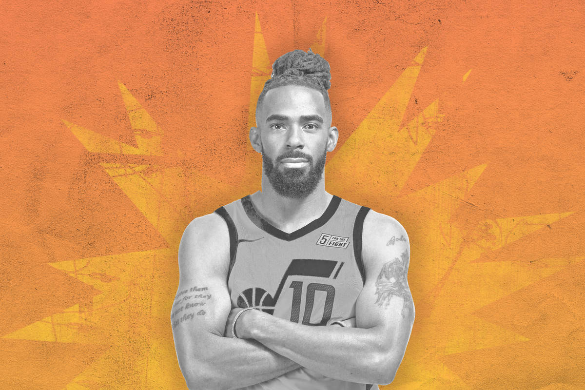 mike conley 桌布 壁紙 — 一幅黑白肖像，一名留鬍鬚的籃球運動員身穿猶他爵士隊球衣，自信地站在充滿活力的橙色和黃色紋理背景前，背景帶有抽象星爆圖案。