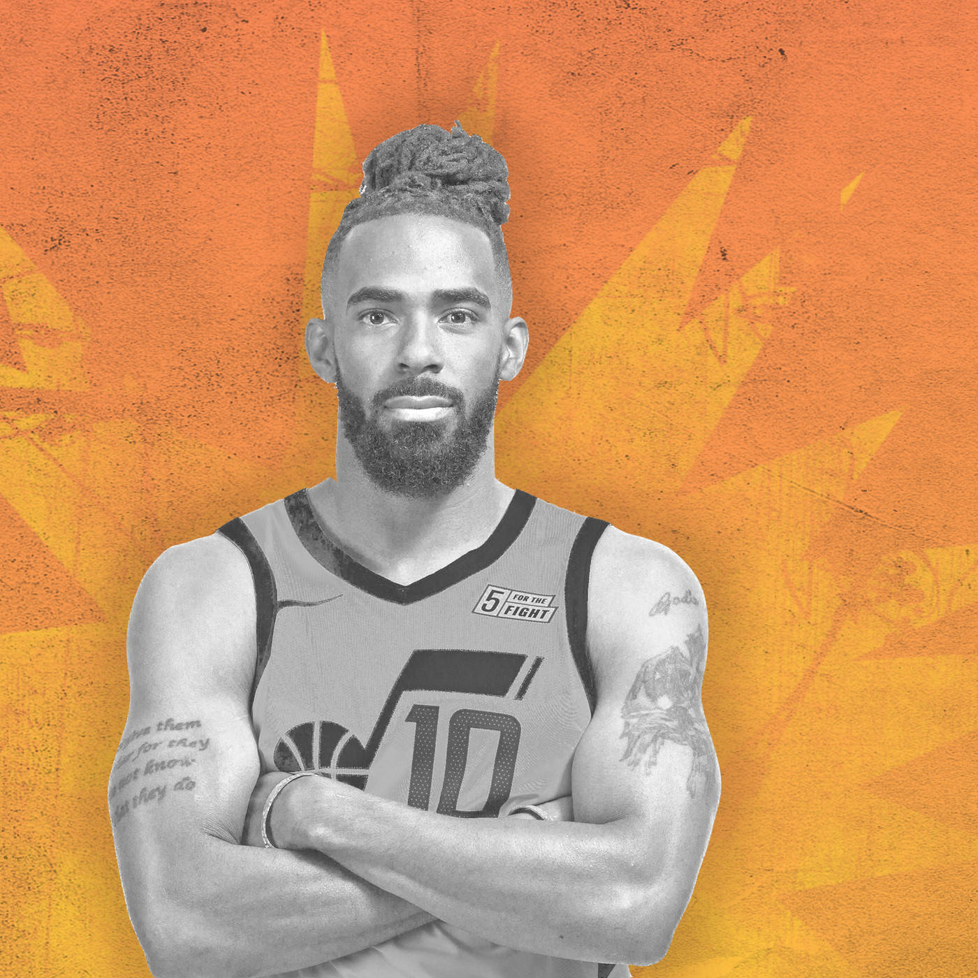mike conley 桌布 壁紙 — 一幅黑白肖像，一名身穿猶他爵士隊球衣的籃球運動員，雙臂交叉，背景為帶紋理的橙色和黃色。