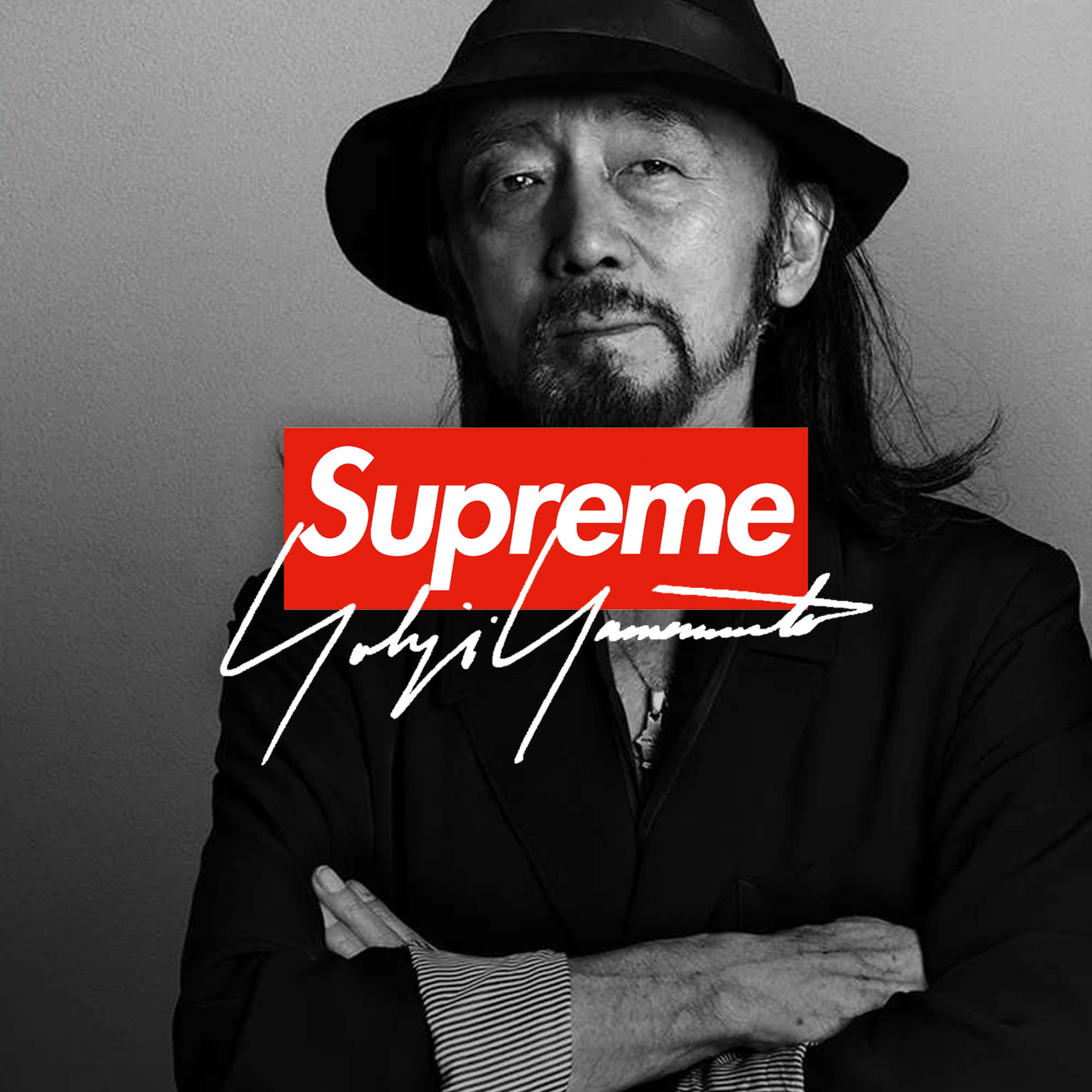 supreme 桌布 壁紙 — 一幅黑白肖像，一名長髮戴紳士帽的男子交叉雙臂站立，上面疊加紅色Supreme標誌和簽名。
