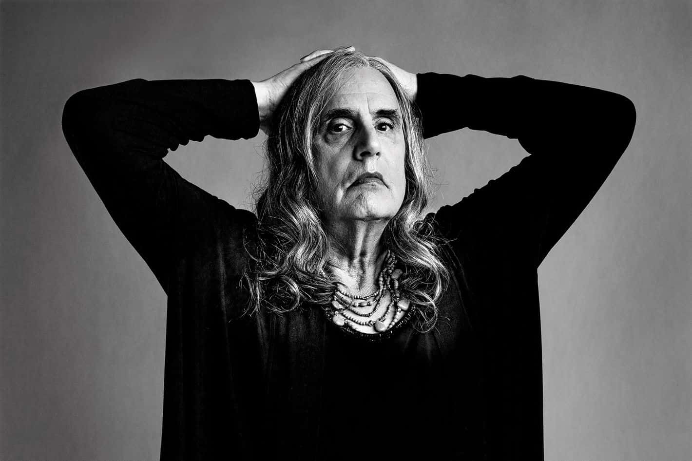 jeffrey tambor 桌布 壁紙 — 一幅黑白肖像，一名長髮男子雙手抱頭，背景為純灰色。