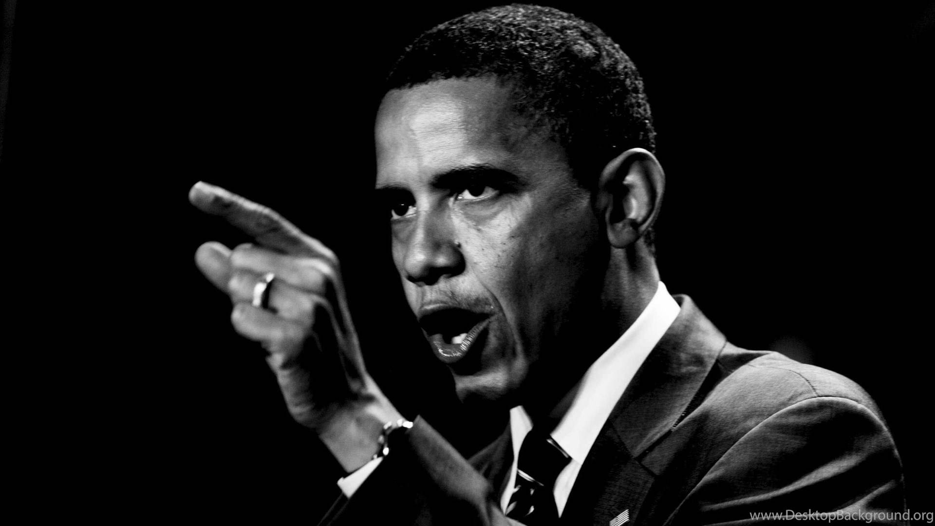 Barack Obama 桌布 壁紙 — 一幅黑白肖像，巴拉克·歐巴馬在黑暗背景下強烈地向前指。