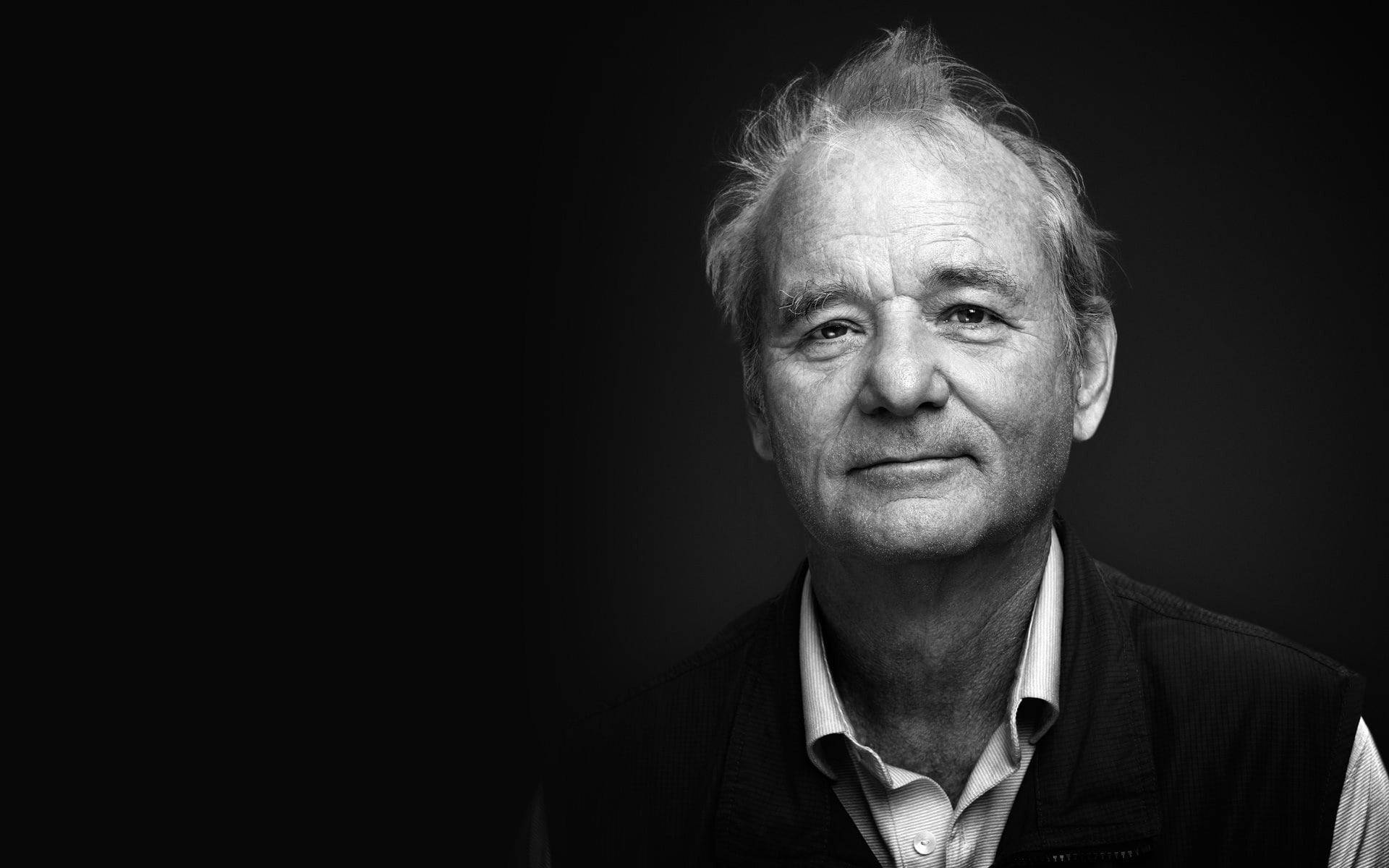 Celebrity 桌布 壁紙 — 一幅黑白肖像，描繪一位年長男性，眼神若有所思，頭髮凌亂，背景深色。
