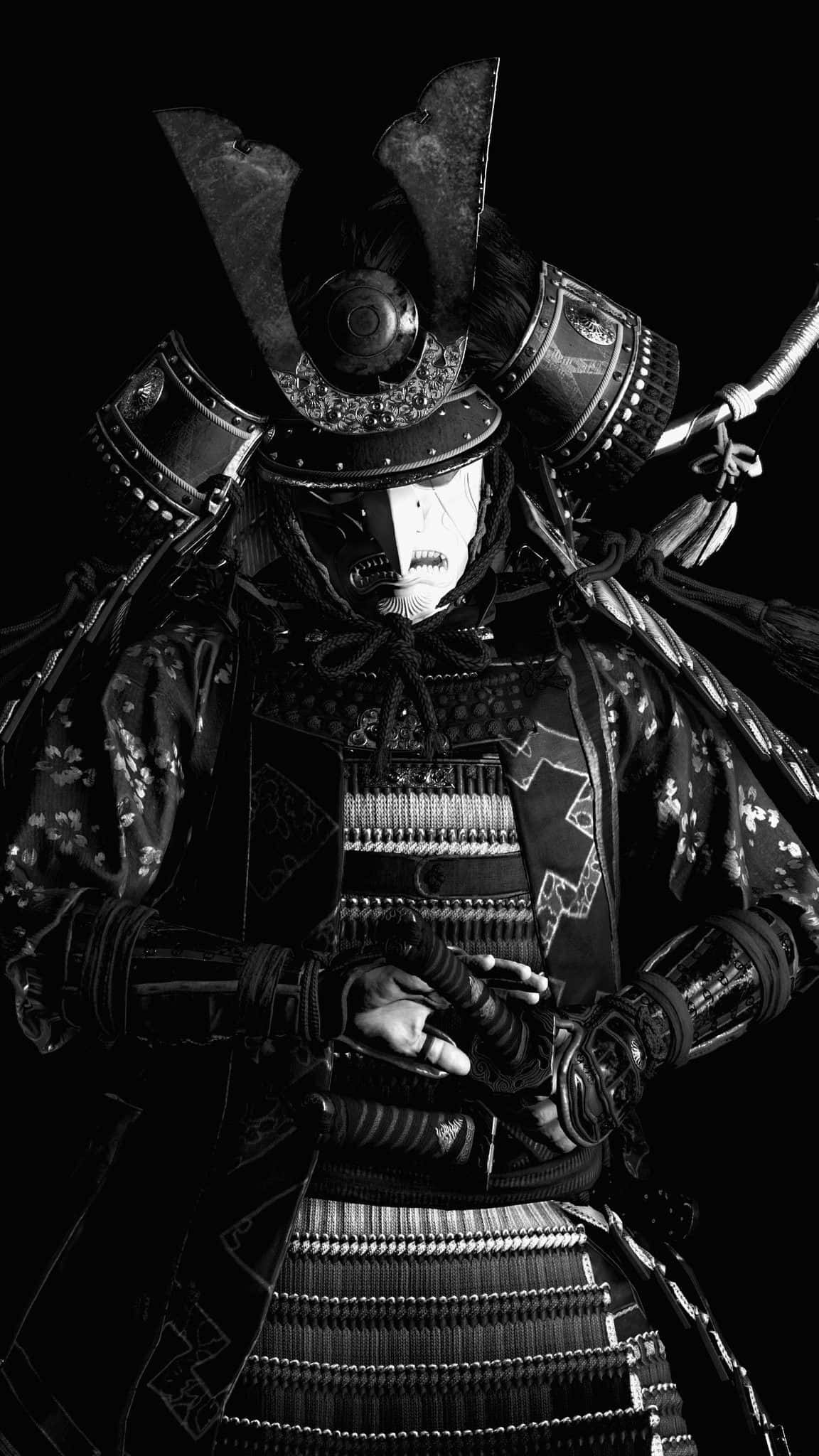 Samurai Armor 桌布 壁紙 — 一幅黑白肖像，描繪一位身穿全套華麗盔甲、手持武士刀的武士，背景為純黑色。