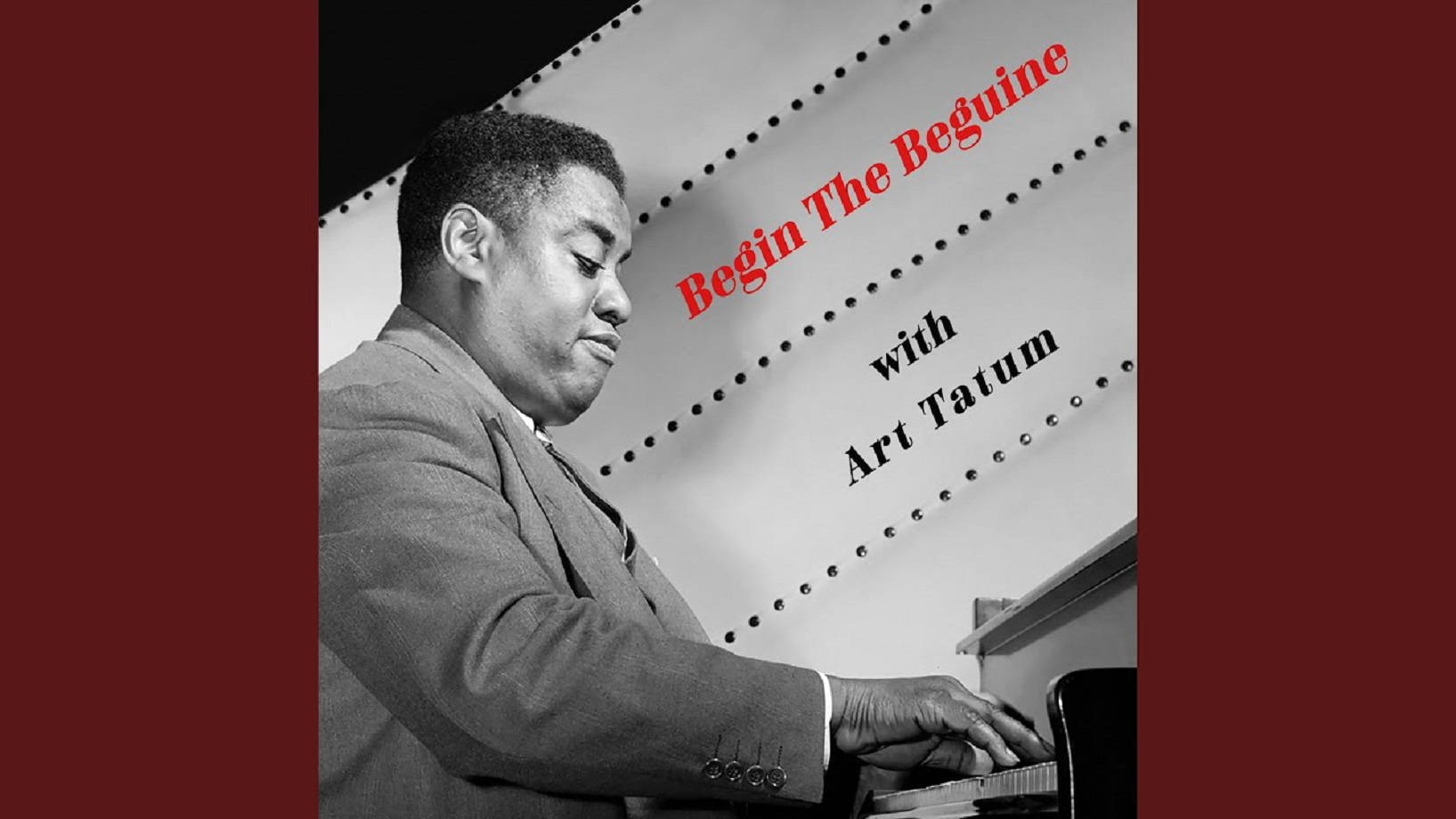 Piano 桌布 壁紙 — 一幅黑白肖像，爵士鋼琴家 Art Tatum 正在彈奏鋼琴，紅色文字疊加在鉚接金屬背景上。