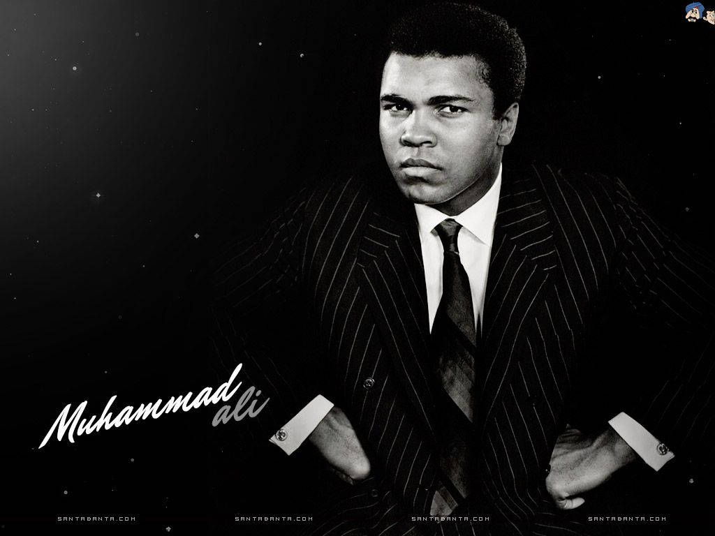 Muhammad 桌布 壁紙 — 一幅黑白肖像，穆罕默德·阿里身穿細條紋西裝，背景是繁星點點的夜空。