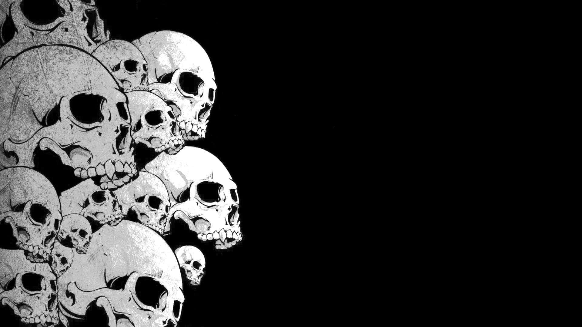 Black Skeleton 桌布 壁紙 — 一幅黑白鮮明的插圖，左側堆疊著重疊的骷髏頭，背景為純黑色。