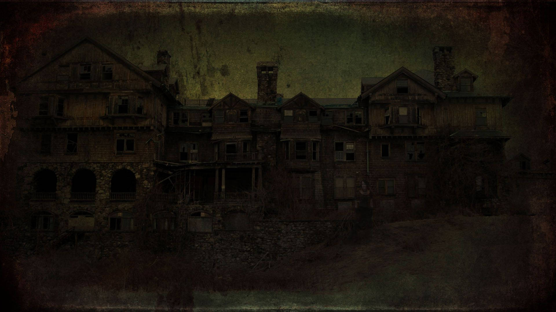 haunted 桌布 壁紙 — 一座令人毛骨悚然、破敗不堪的多層豪宅被遺棄在陰沉、有紋理的天空下，周圍長滿了雜草。