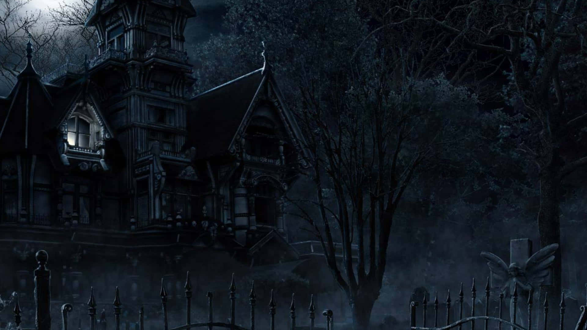 Haunted House 桌布 壁紙 — 一座令人毛骨悚然的哥德式大宅在月光下的天空中若隱若現，周圍環繞著光禿禿的樹木和霧氣瀰漫的墓地圍欄。