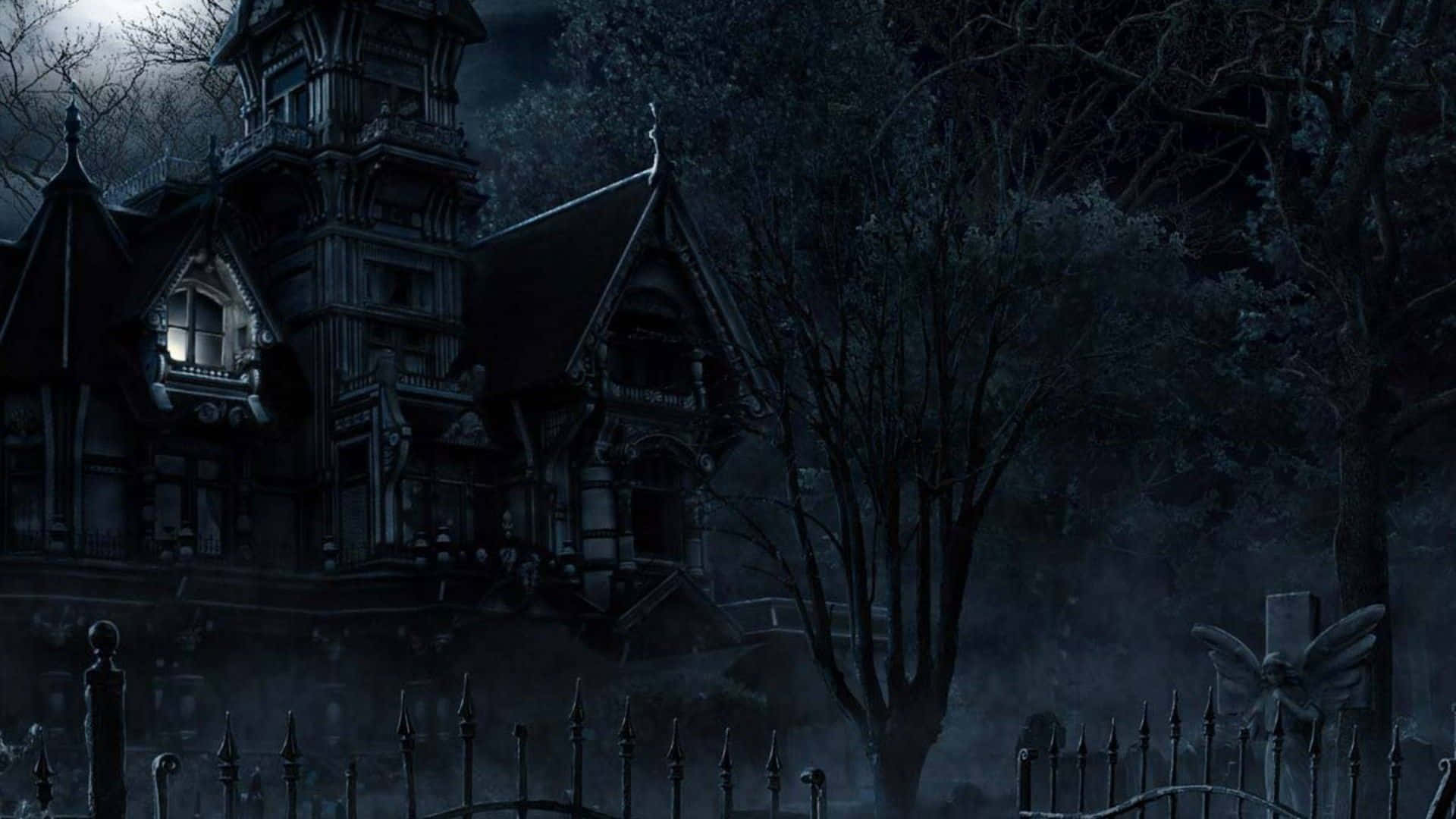 Scary Halloween Desktop 桌布 壁紙 — 一座令人毛骨悚然的哥德式大宅在月光下的天空中若隱若現，周圍是光禿禿的樹木和霧氣瀰漫的墓地圍欄。