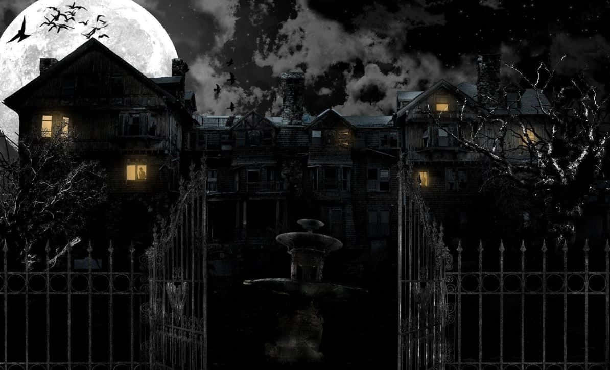 Haunted House 桌布 壁紙 — 一座令人毛骨悚然的鬼屋，滿月下，蝙蝠飛舞，鐵藝圍欄後詭異的窗戶發著光。