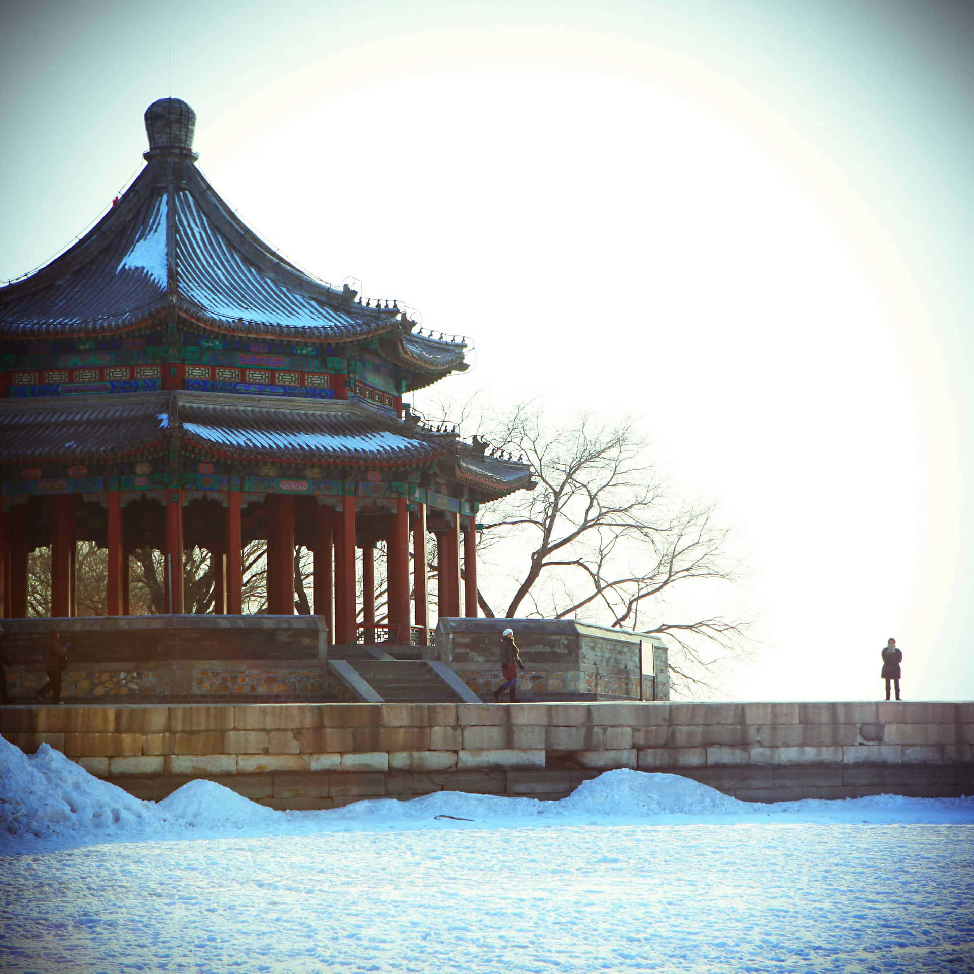 冬日景色，傳統中式亭閣、白雪和石台上的人們。 — 雪 壁紙