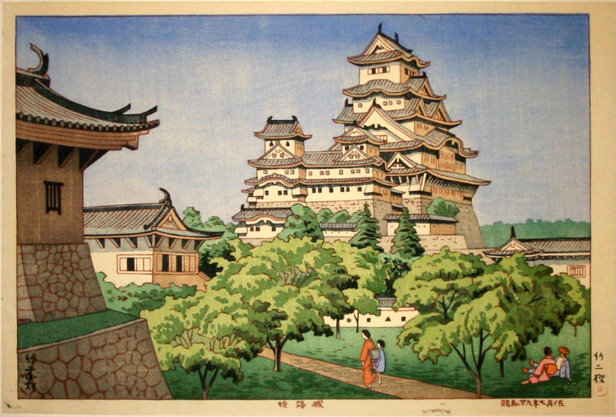 Himeji Castle 桌布 壁紙 — 一座傳統日本城堡，層疊的屋頂聳立在茂密的綠樹之上，人們在寧靜的花園小徑上漫步。