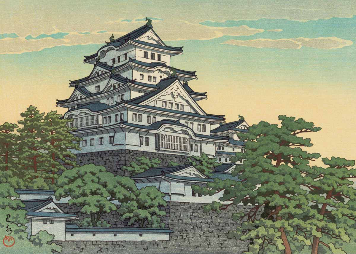 Himeji Castle 桌布 壁紙 — 一座傳統日本城堡，擁有層疊屋頂和石牆，坐落在茂密綠樹之中，天空柔和。