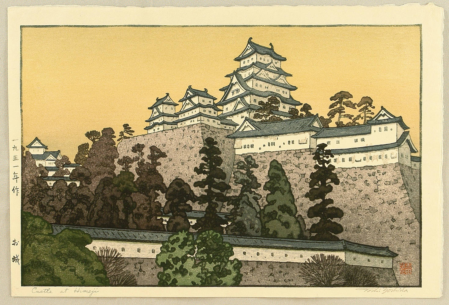 Himeji Castle 桌布 壁紙 — 一座傳統日本城堡坐落在石山上，周圍是深綠色的樹木，天空溫暖黃色。