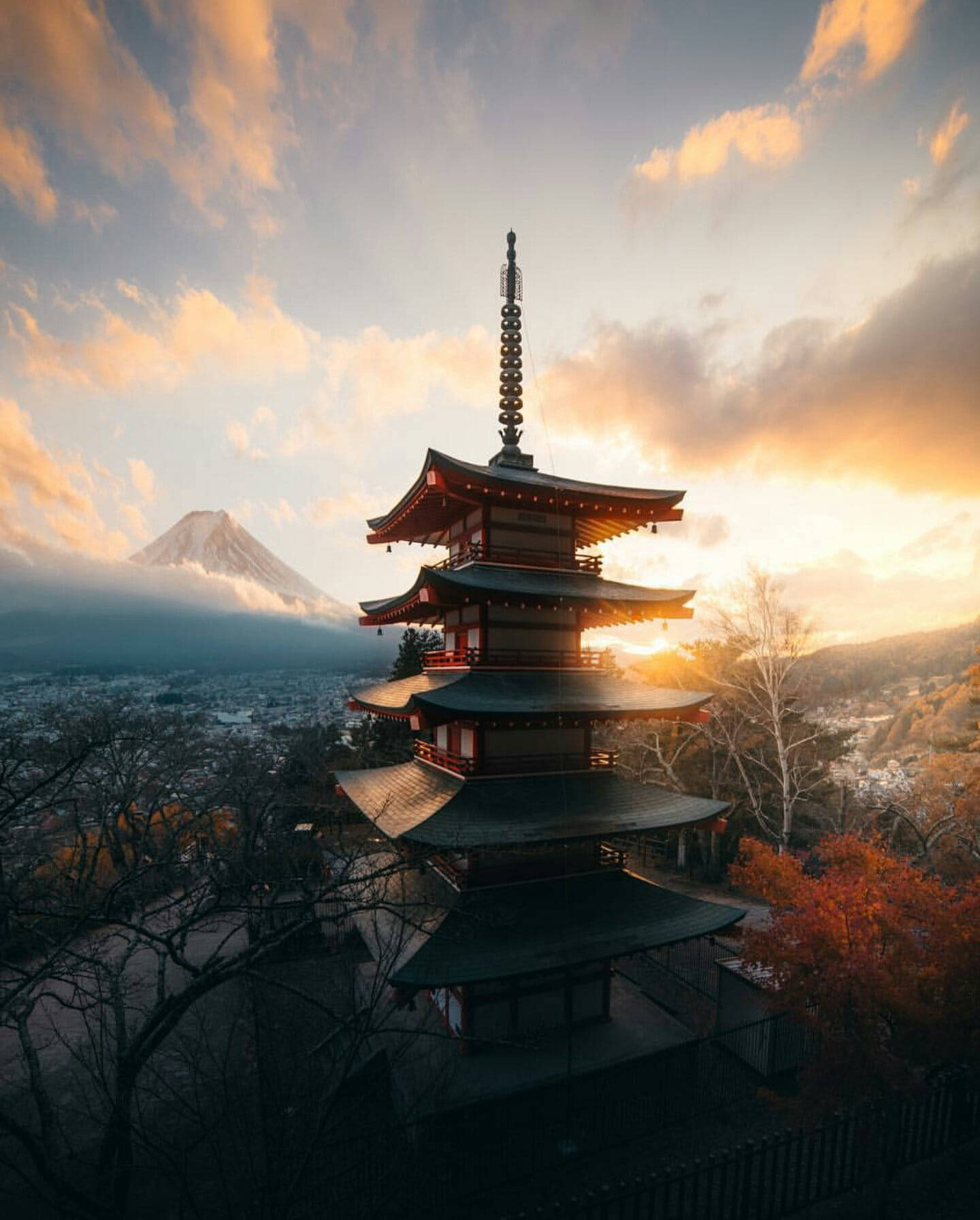 日本 桌布 壁紙 — 一座傳統日本寶塔在金色夕陽下呈現剪影，遠處有富士山，附近有秋葉。