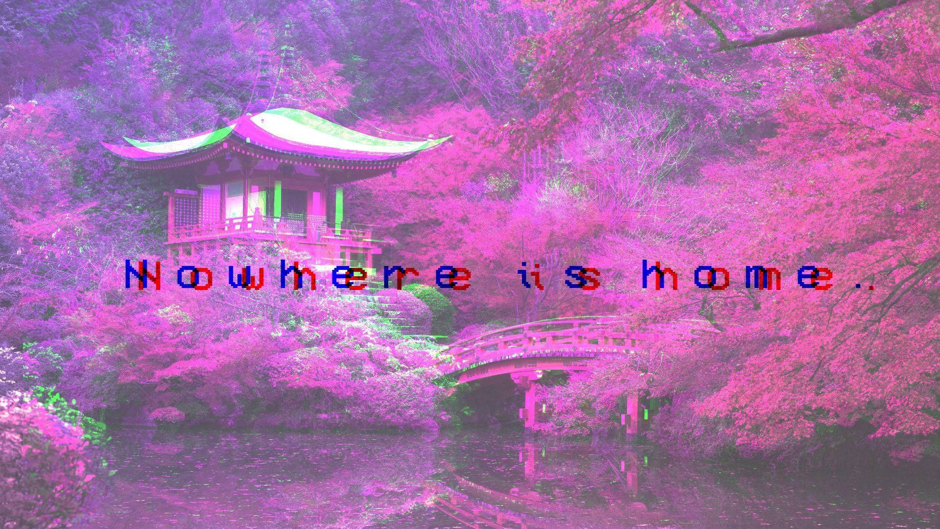 風景 桌布 壁紙 — 一座傳統的日本亭子和橋樑位於超現實的粉紅色和紫色森林中，帶有故障文字疊加。