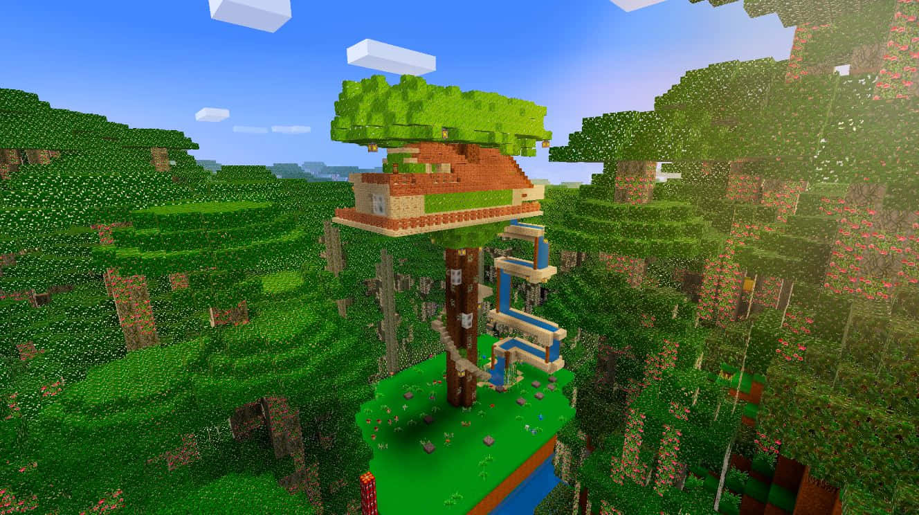 Minecraft Pixel Art 桌布 壁紙 — 一座像素化樹屋高高矗立在茂密的綠色森林中，有蜿蜒的樓梯和藍色欄杆，在清澈的藍天下。
