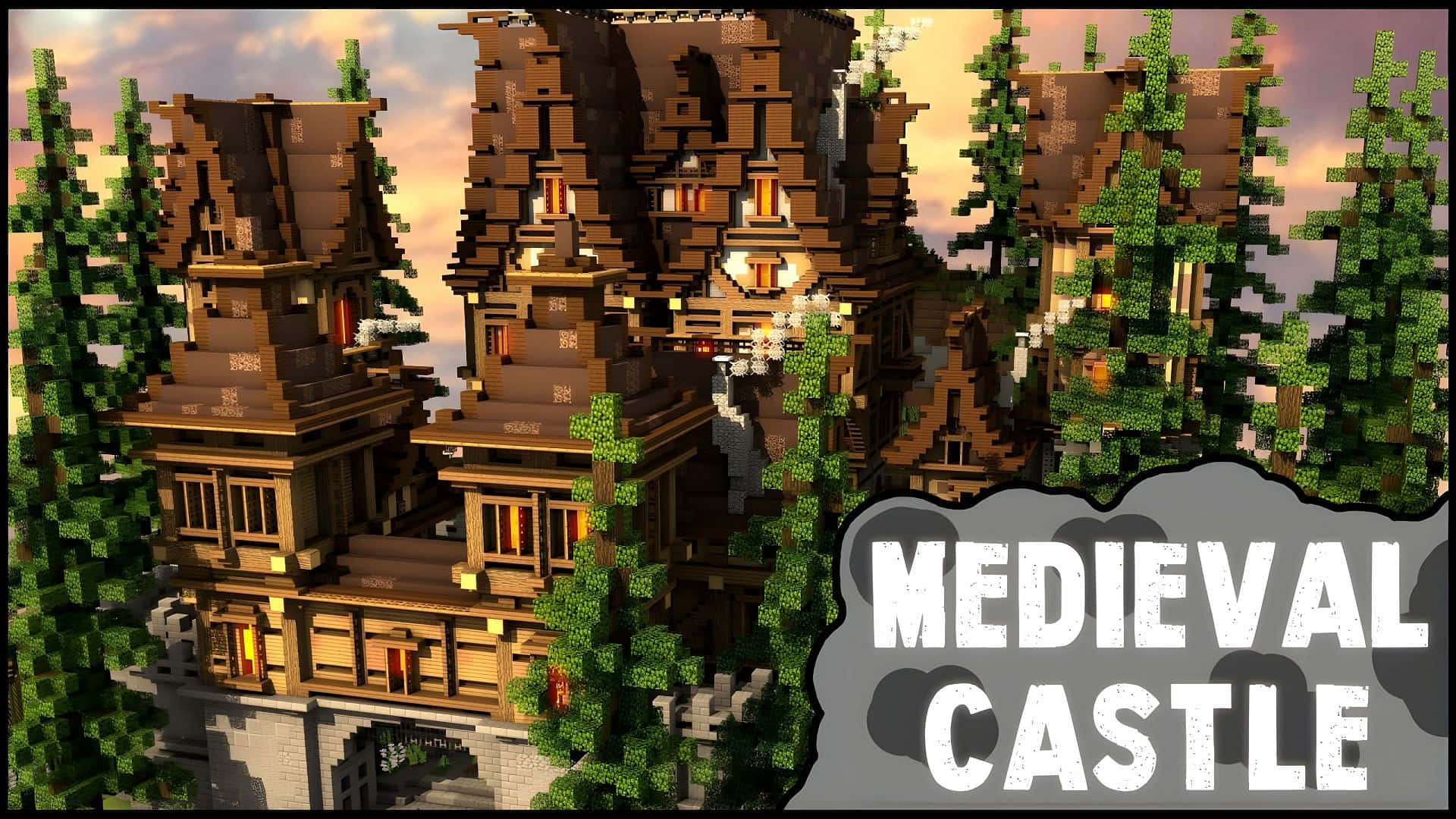 Minecraft Castles 桌布 壁紙 — 一座像素風格的中世紀城堡，窗戶發光，矗立在高大的松樹之間，天空是溫暖的日落色調。