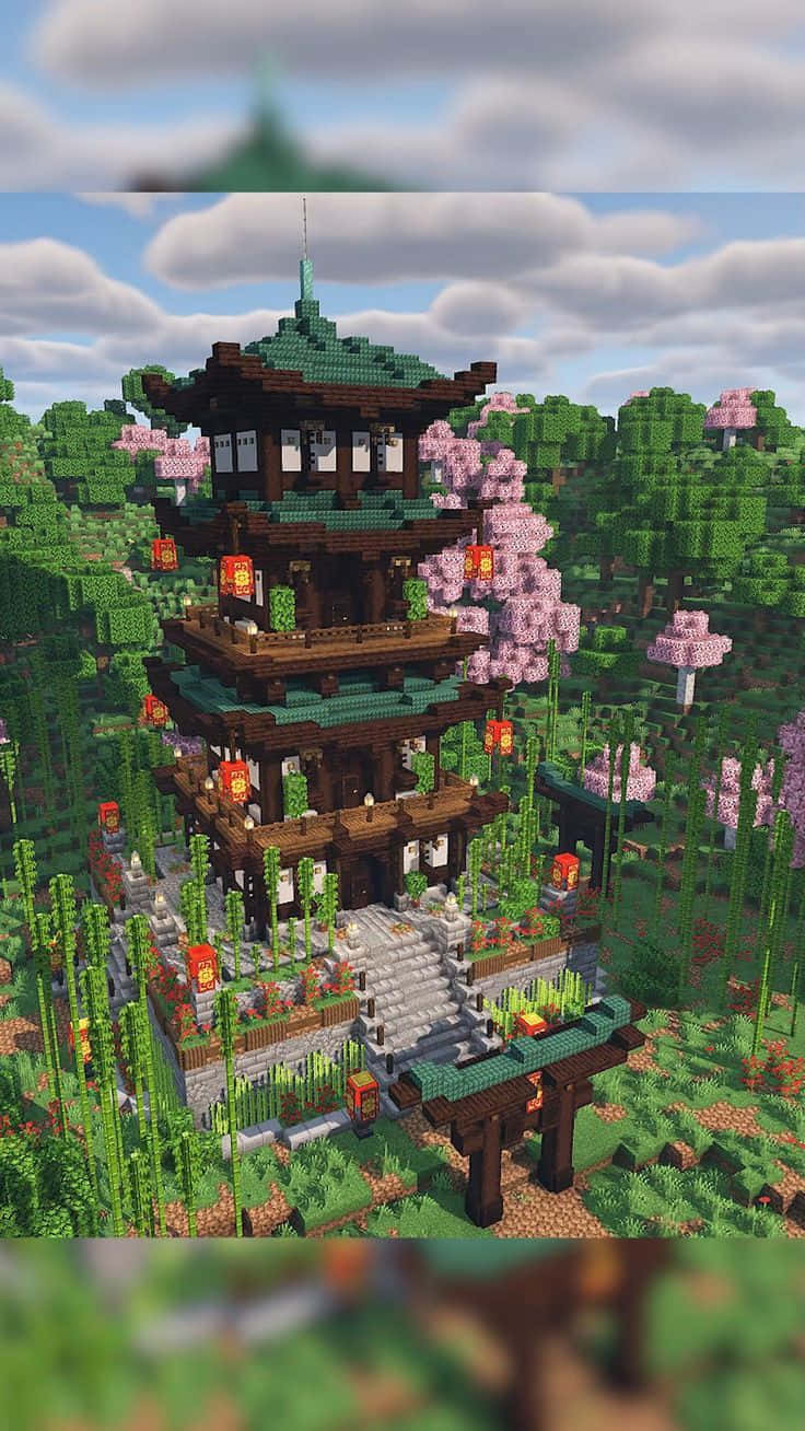 Minecraft Architecture 桌布 壁紙 — 一座像素風格的日本寶塔，綠色屋頂和紅色燈籠，矗立在茂密的森林中，粉紅色的櫻花在陰天綻放。